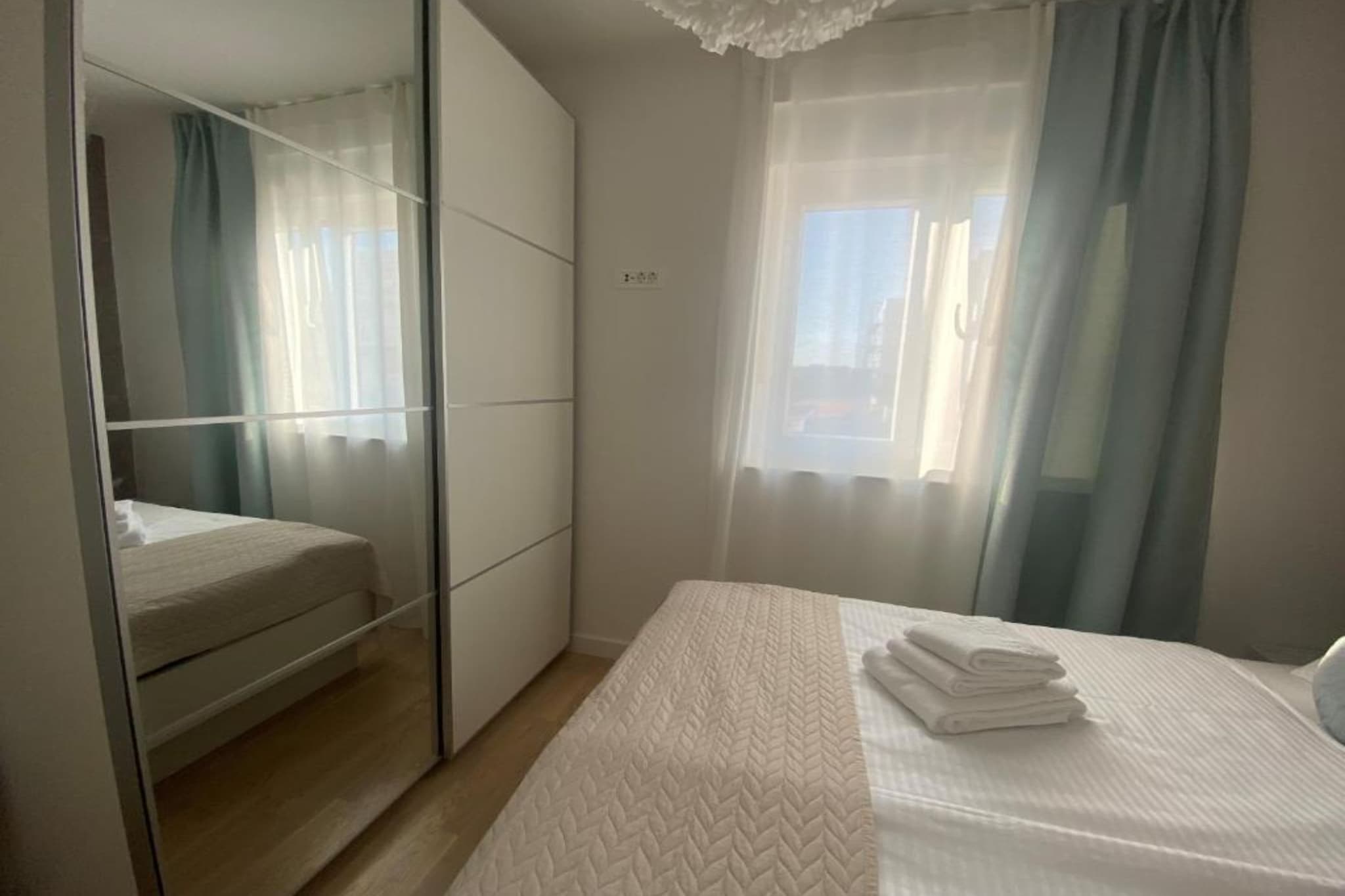 One Bedroom Apartment with  Balcony and City View-Schlafzimmer