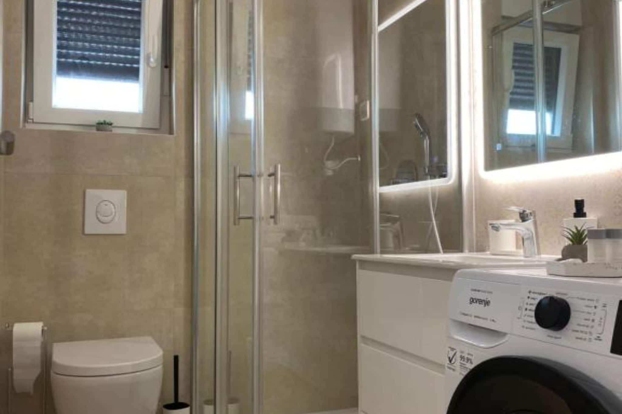 One Bedroom Apartment with  Balcony and City View-Badezimmer