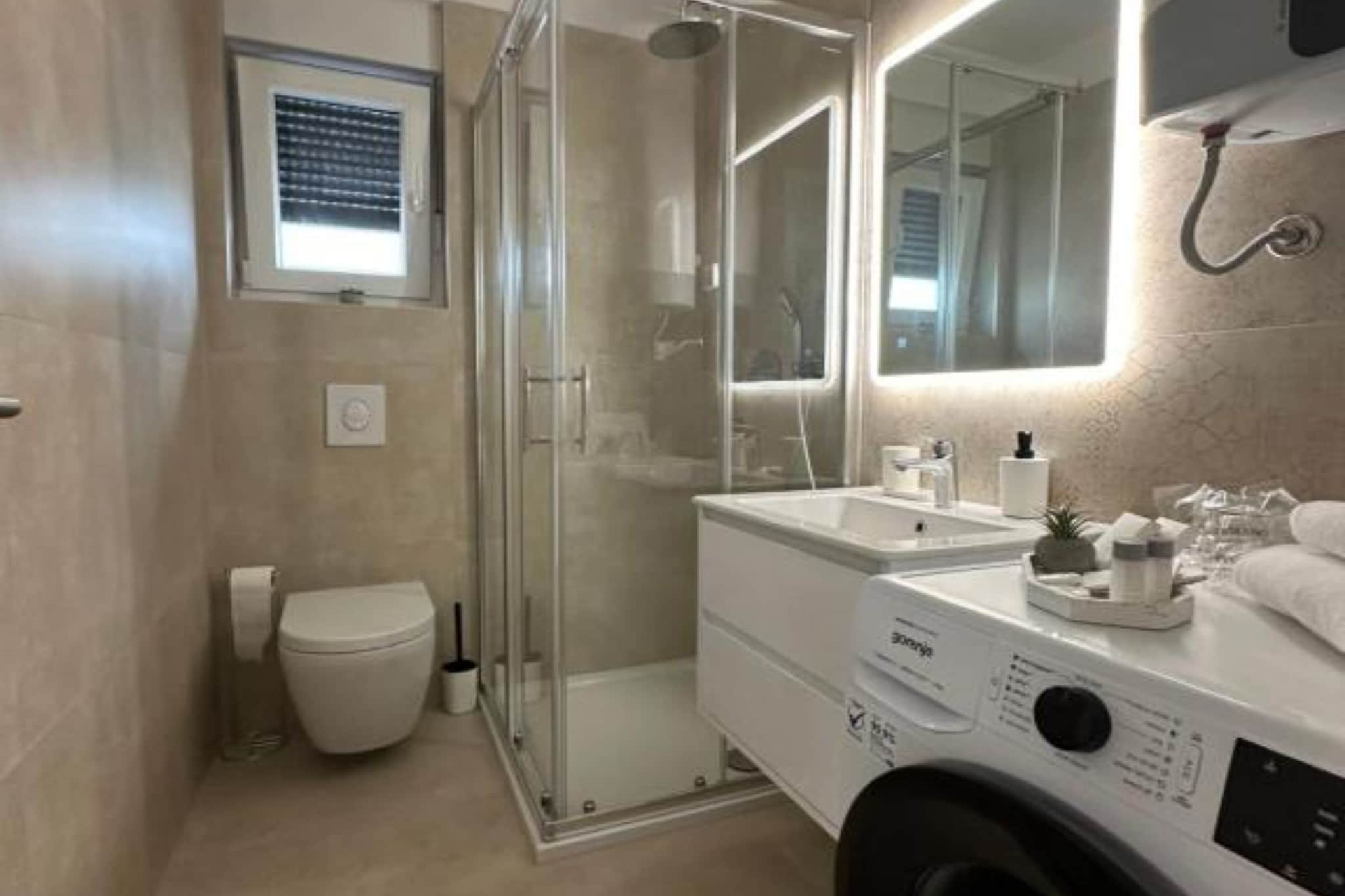 One Bedroom Apartment with  Balcony and City View-Badezimmer