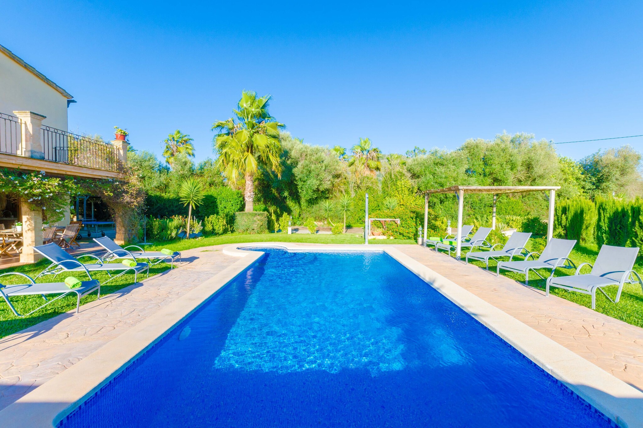 Living room(TV(satellite), dining table, seating area, DVD player), Kitchen(hob(ceramic), cooker, coffee machine, oven, microwave, dishwasher, fridge-freezer, Blender, dishes and cutlery), bedroom(double bed, air conditioning), bedroom(double bed), bedroom(double bed), bedroom(single bed, single bed), bathroom(bath tub, washbasin, toilet), bathroom(bath tub, washbasin, toilet, bidet), bathroom(bath tub, washbasin, toilet, bidet), air conditioning, air conditioning, air conditioning, garden, garden furniture, 10x sun loungers, BBQ, 2x parking, 2x parasol, swimming pool(private, outside), table tennis table, children\'s bed, high chair