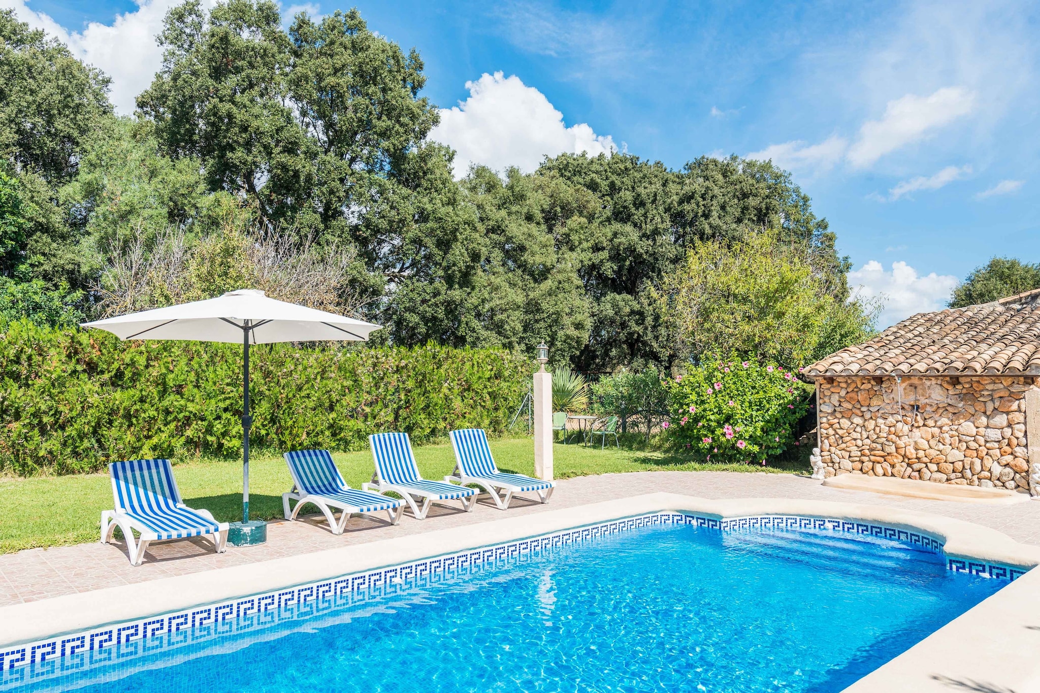 Kitchen(cooker, coffee machine, microwave, fridge-freezer), bedroom(double bed), bedroom(single bed, single bed), bathroom, shower, washbasin, toilet, garden, garden furniture, 4x sun loungers, BBQ, parasol, swimming pool(private, outside), children\'s bed, high chair
