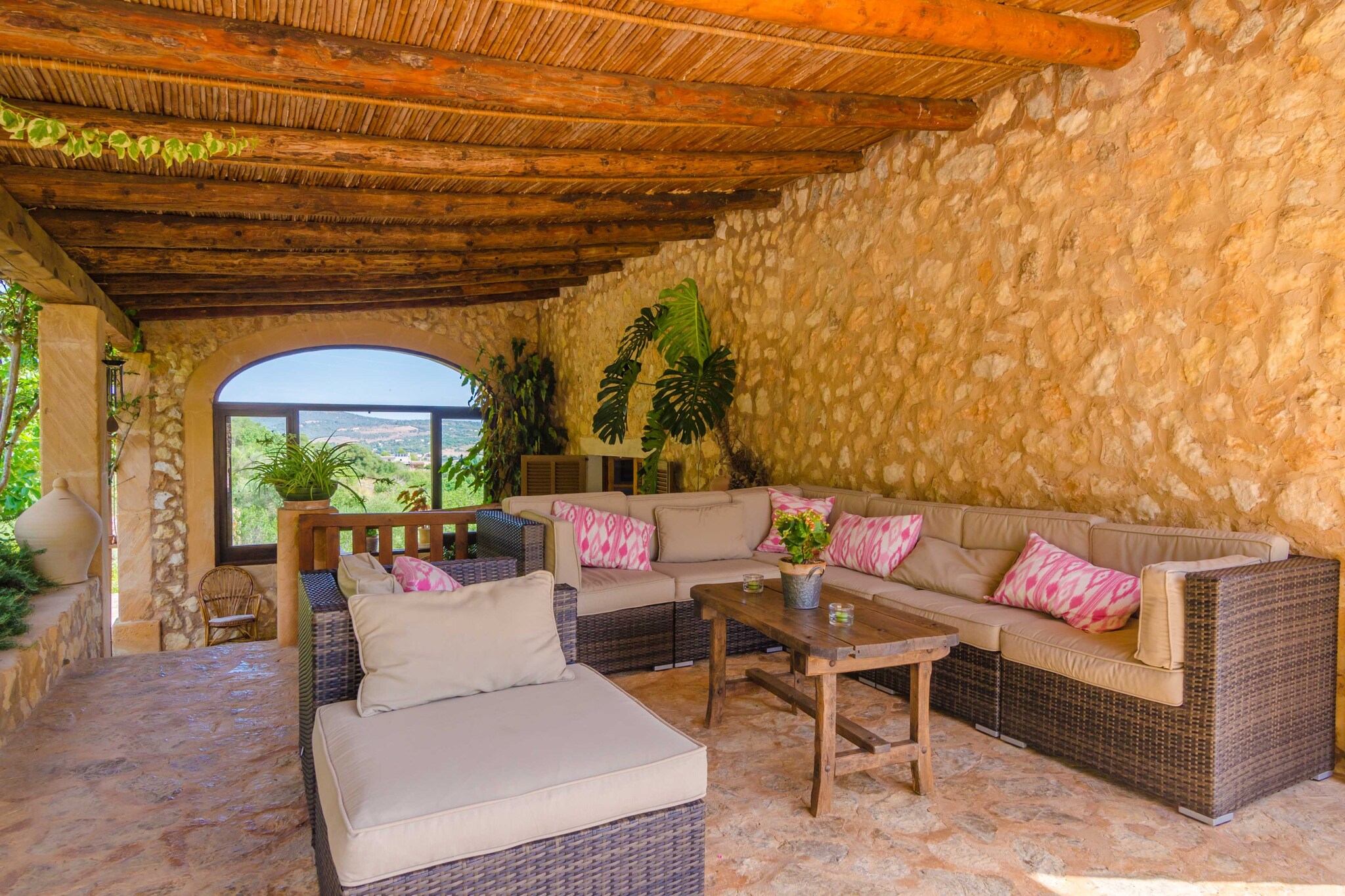 Living room(TV), Living room(seating area), dining room(dining table), Kitchen(toaster, coffee machine, oven, microwave, fridge-freezer, Blender, electric hot plates, dishes and cutlery), bedroom(2x single bed, cooker), bedroom(double bed), bedroom(single bed, single bed), bedroom, bathroom(bath tub, washbasin, toilet, bidet), bathroom(bath tub, washbasin, toilet, bidet), dishwasher, garden, garden furniture, 8x sun loungers, BBQ, swimming pool, children\'s bed, high chair