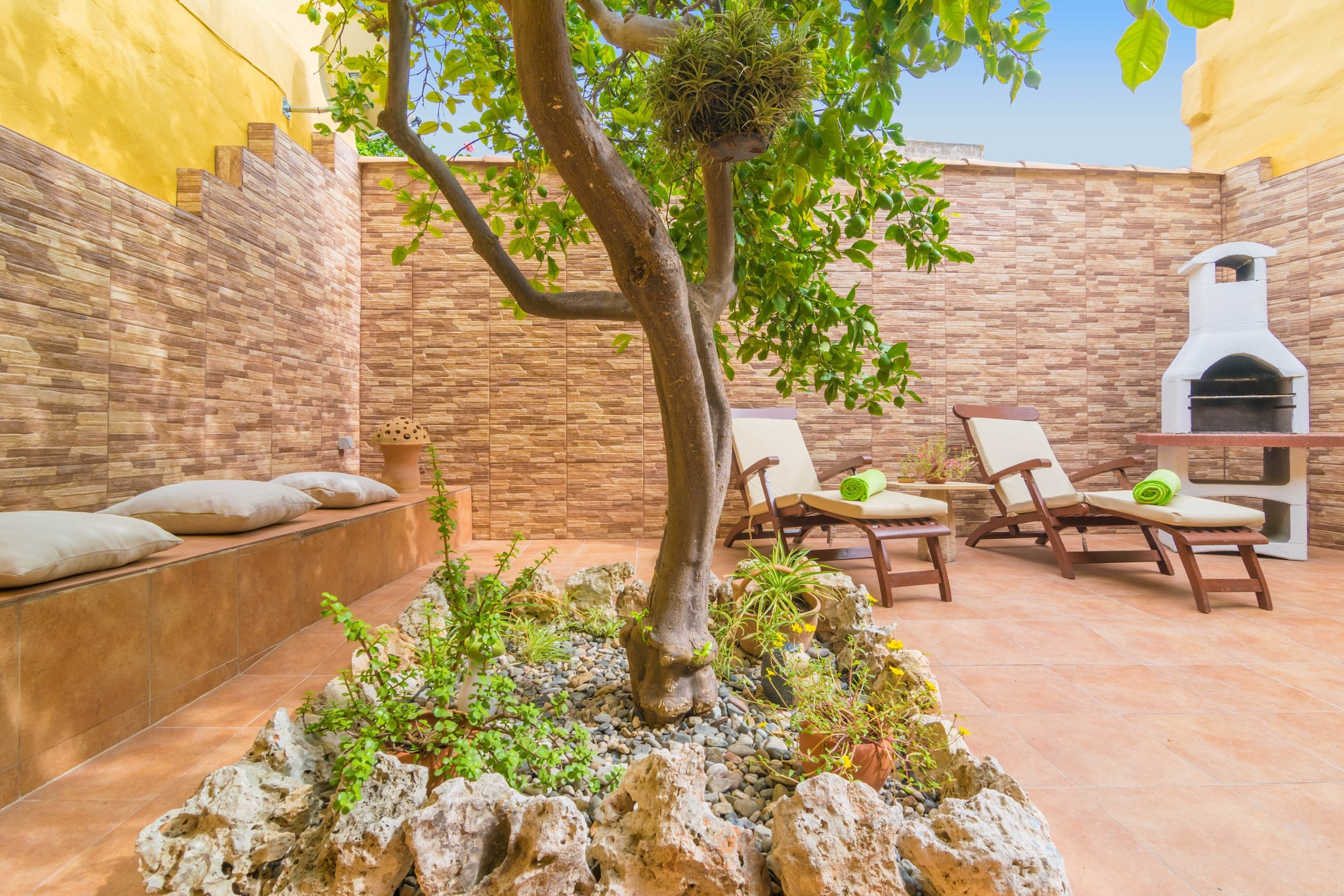 Living room, dining room, Kitchen(cooker, oven, fridge-freezer), bedroom(double bed), bathroom, coffee machine, microwave, dishwasher, shower, washbasin, toilet, BBQ, children\'s bed, high chair