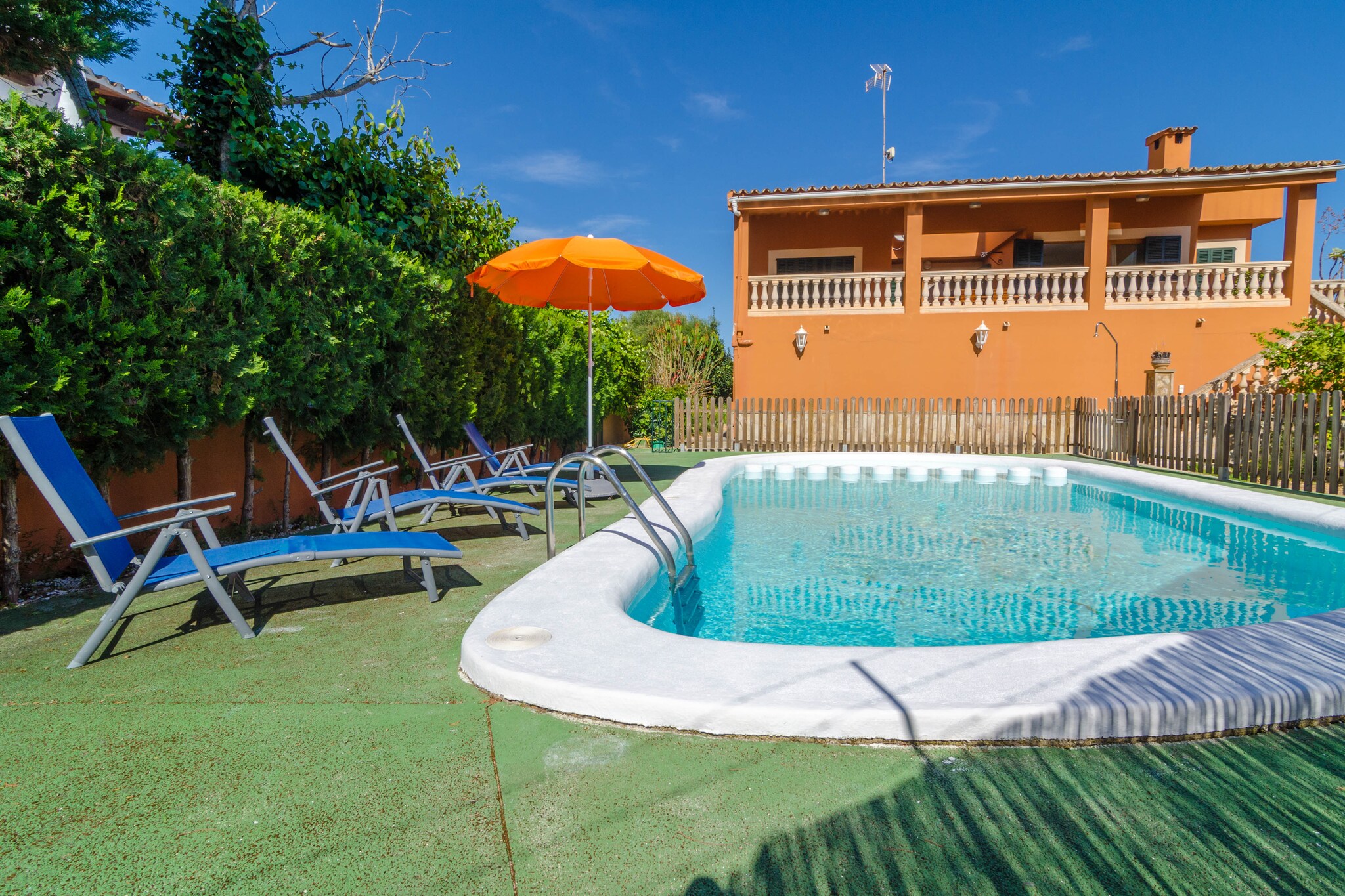 In the exterior area is ideal to enjoy each moment of the day. The chlorine pool of 10 m x 5 m with a depth from 0.45 m to 1.50 m, is perfect to cool on the hottest days and then relax on sun loungers, next to the pool. The pool area has a fence as protection for children. The porch of 35 m2 invites you to spend a pleasant moments with your family or friends, enjoying some delicious meals prepared on the barbecue. In the garden, there are different fruit trees: lemon, orange, medlar.
The house is distributed over two floors. On the ground floor there is a spacious lounge with five armchairs and TV-Sat; a separate dining room with a table and chairs and a great fully equipped kitchen with vitro, so you can cook without any problem. All 4 bedrooms have access to a small terrace and they count with two single beds each; one of them has an en suite bathroom with bathtub. In addition to the en suite, there is also another bathroom with bathtub. There are 4 fans. If traveling with a baby we will provide a crib and a highchair (on request). The laundry is located on the floor -1, next to the garage, and consists of washing machine, iron and ironing board.
The area of Sa Coma is a nice residential area on the east of Mallorca and has a variety of sandy beaches and coves very close. The Sa Coma beach is just 400 meters from the house. Other nearby beaches are the beach "S'Illot" and Cala Millor. In about 10 minutes drive you will reach Porto Cristo, where you will find a wide range of tourist services such as bars, restaurants, shops, stores, etc... We recommend you visit "les Coves del Drach" and "Hams Coves". If you want to spend an active holidays and you practice sports such as golf, tennis or paddle tennis; this area is perfect for you. There are several golf courses (Son Servera, Canyamel, Capdepera, among others) and different clubs and paddle tennis very close. For lovers of cycling, the routes of the Chapel of Arta or Cala Ratjada Lighthouse, are very interesting. Consult the advertiser for possible charges. Pets are not allowed. The holding of events is forbidden. There is exterior parking for 2 cars. There are parking space for 2 cars in the garage.
Distances
Beach: 0.400 km - Sa Coma
Airport: 65 km - Son Sant Joan
Golf course: 13 km - Pula Golf
Town: 0.01 km - Sa Coma
Train station: 17.1 km - Manacor
Bus stop: 0.230 km - Avda. Les Savines
Ferry: 72 km - Port de Palma
Hospital: 18.5 km - Hospital de Manacor
Tourist license: ETV/3156Single Rental Registry: ESFCTU000007023000361783000000000000000000000ET/31565The Ecotasa (tourist tax) must be paid cash on site when checking in. The amount varies between 0.55€/night and guest during the low season and 2.2€/night and guest during the high season. The tax is reduced by half from the 9th day of your stay. All guests have to pay the Ecotasa, except people under 16 years. You will have to pay the deposit amount at the arrival to the owner.Homerti - Central de Reservas CR/33