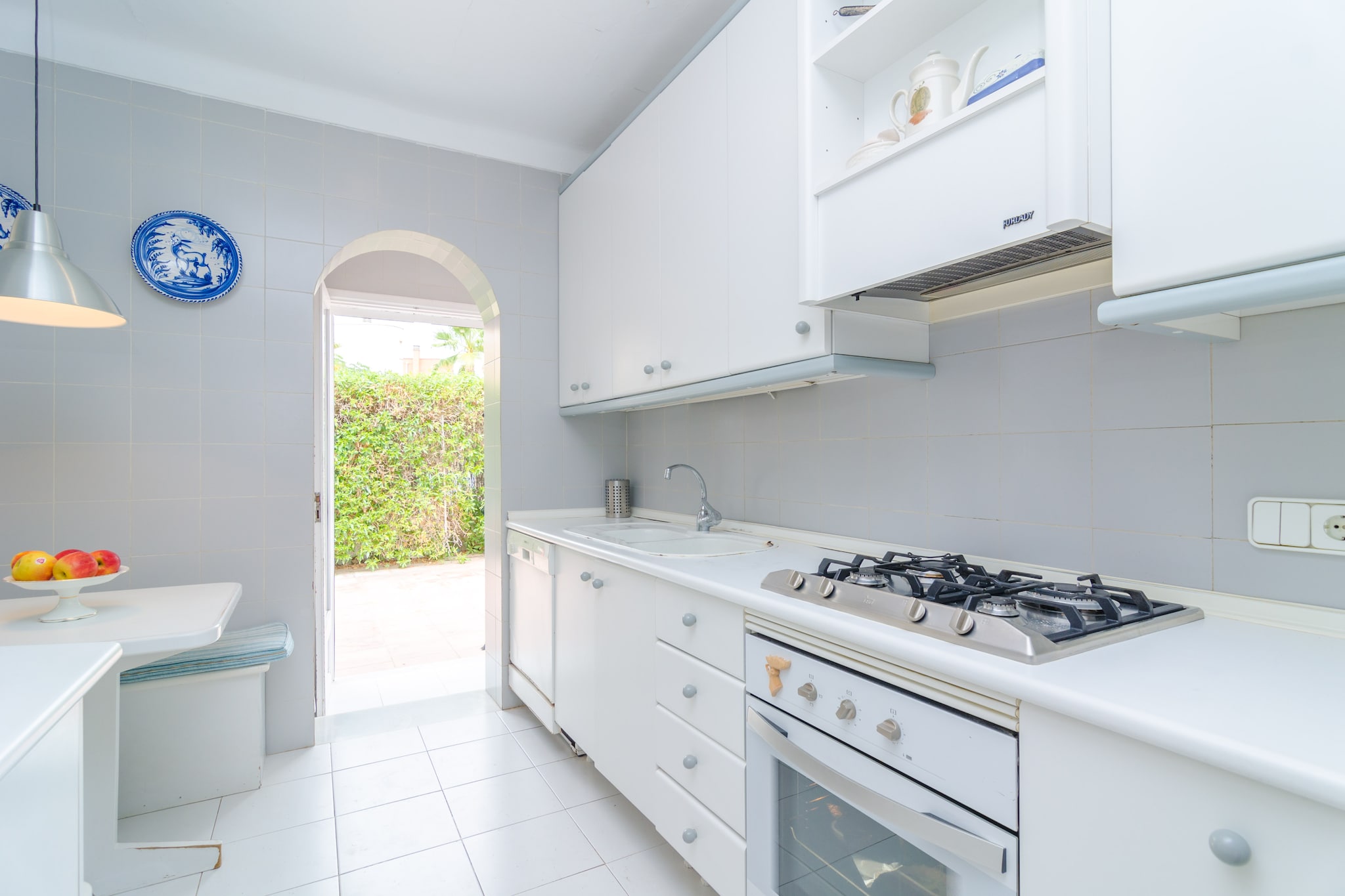Living room, Kitchen(cooker, coffee machine), bedroom(2x single bed), bedroom(double bed), bedroom(single bed, single bed), bathroom, bathroom, oven, microwave, dishwasher, fridge-freezer, bath tub, washbasin, washbasin, toilet, toilet, bidet, garden, garden furniture, 6x sun loungers, BBQ, swimming pool, table tennis table, children\'s bed, high chair