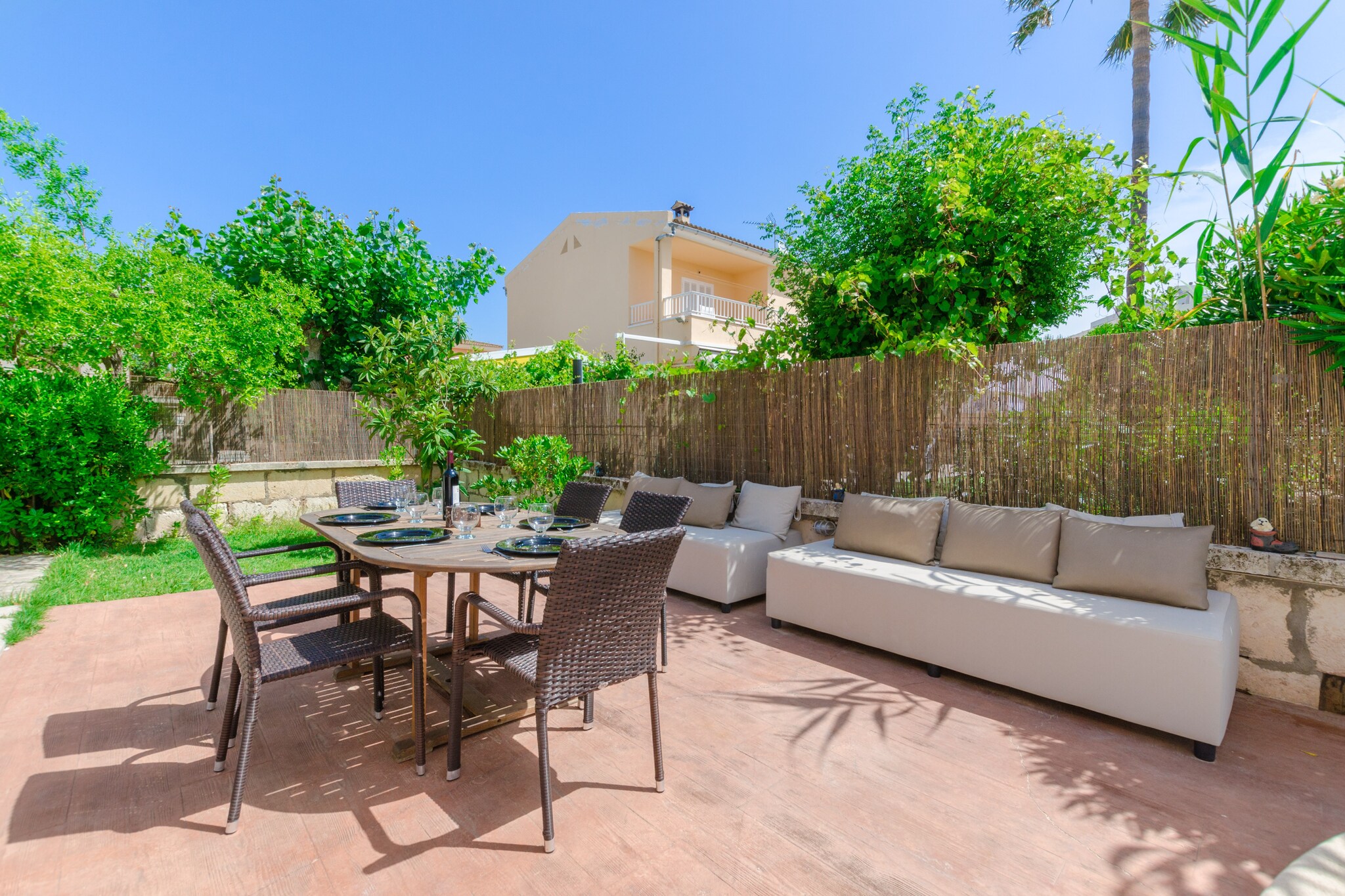 Living room, Kitchen, bedroom, bedroom, bedroom, bathroom, bathroom, 2x single bed, double bed, double bed, cooker, coffee machine, oven, microwave, fridge-freezer, bath tub, shower, washbasin, washbasin, toilet, toilet, garden, garden furniture, 5x sun loungers, BBQ, swimming pool, children\'s bed, high chair