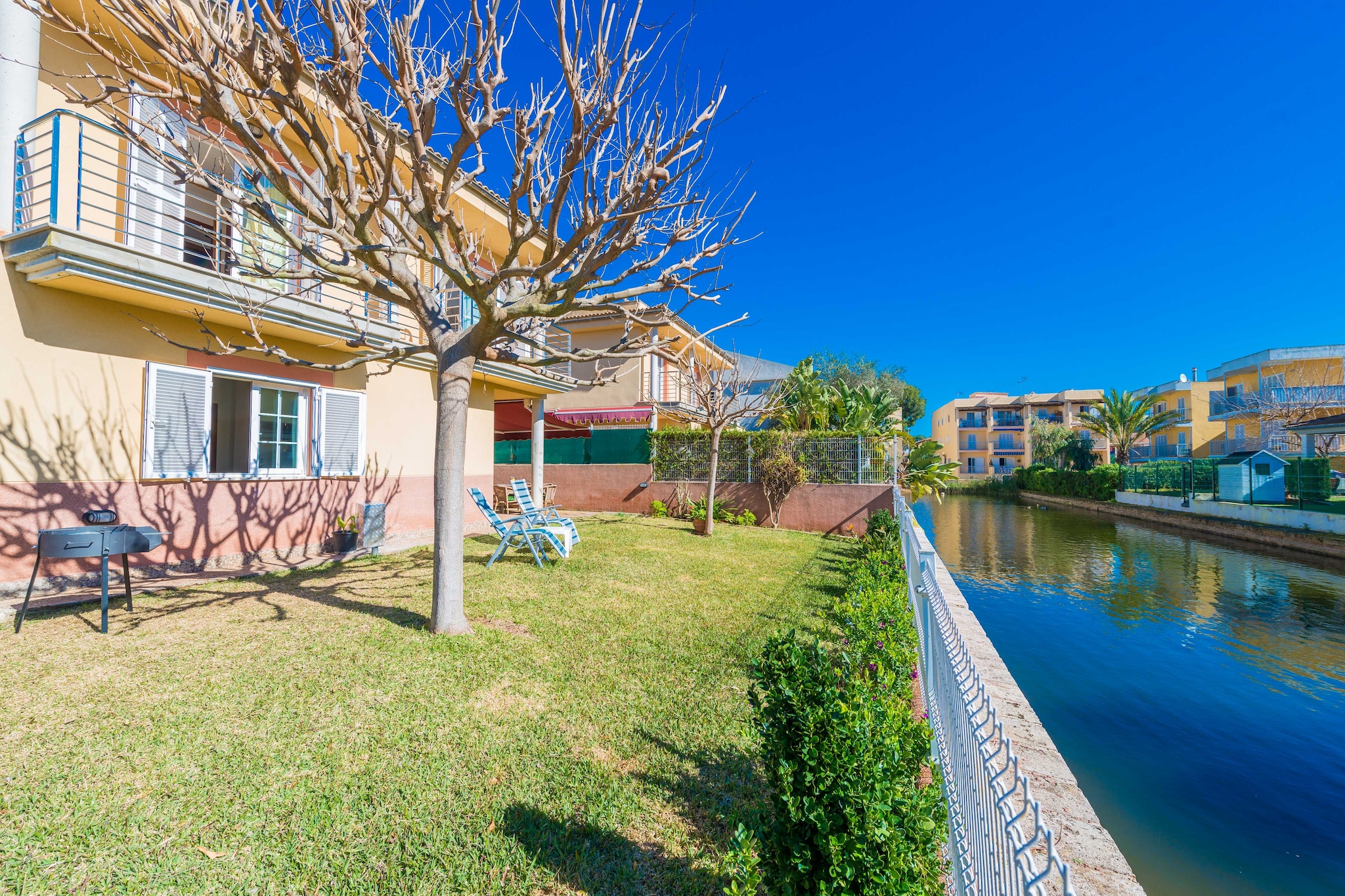 Living room, Kitchen(cooker, microwave), bedroom(2x single bed), bedroom(double bed), bedroom(double bed), bathroom, bathroom, coffee machine, oven, dishwasher, fridge-freezer, bath tub, shower, washbasin, washbasin, toilet, toilet, garden, garden furniture, 2x sun loungers, BBQ, children\'s bed, high chair