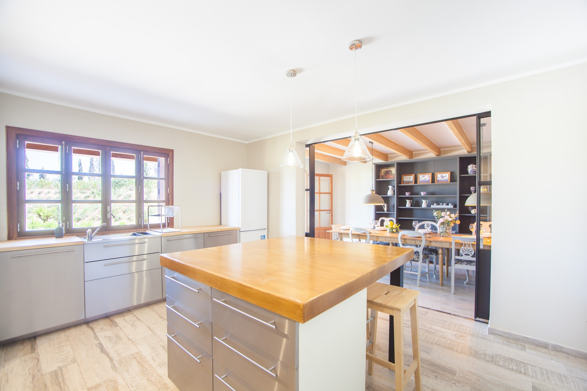 Living room, dining room, Kitchen(cooker, microwave), bedroom(2x single bed), bedroom(double bed), bedroom(double bed), bedroom(double bed), bedroom(double bed), bathroom, bathroom, bathroom, bathroom, bathroom, 2x garage, coffee machine, oven, dishwasher, fridge-freezer, shower, shower, shower, shower, washbasin, washbasin, washbasin, washbasin, washbasin, toilet, toilet, toilet, toilet, toilet, balcony or terrace, balcony or terrace, air conditioning, air conditioning, air conditioning, air conditioning, air conditioning, BBQ, swimming pool, children\'s bed, high chair