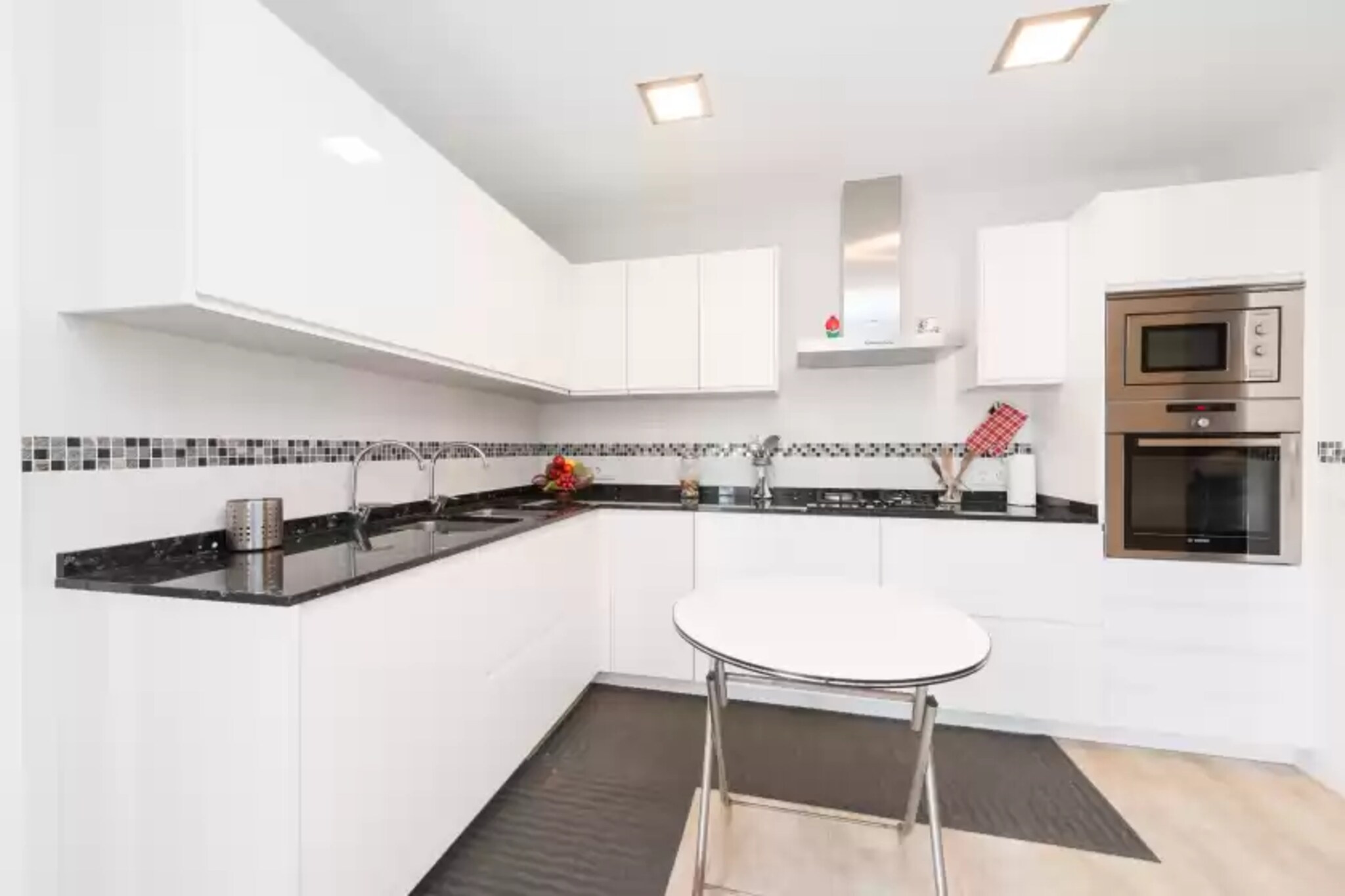 Kitchen(cooker, coffee machine), bedroom(2x single bed), bedroom(double bed), bedroom(double bed), bathroom, bathroom, oven, microwave, dishwasher, fridge-freezer, shower, shower, washbasin, washbasin, toilet, toilet, garden, garden furniture, 2x sun loungers, BBQ, children\'s bed, high chair