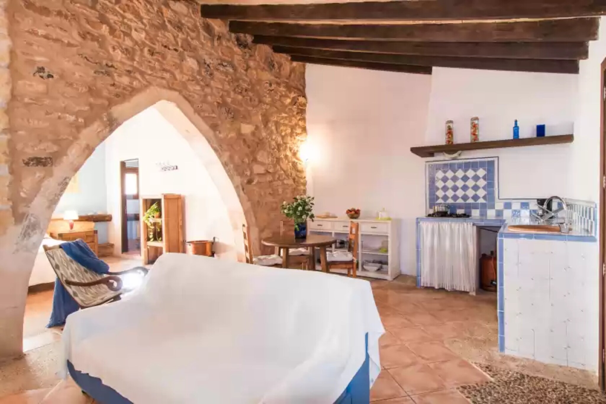 Kitchen(cooker, coffee machine, fridge-freezer), bedroom(2x single bed), bathroom, shower, washbasin, toilet, garden, garden furniture, 18x sun loungers, BBQ, 4x parasol, swimming pool, children\'s bed, high chair