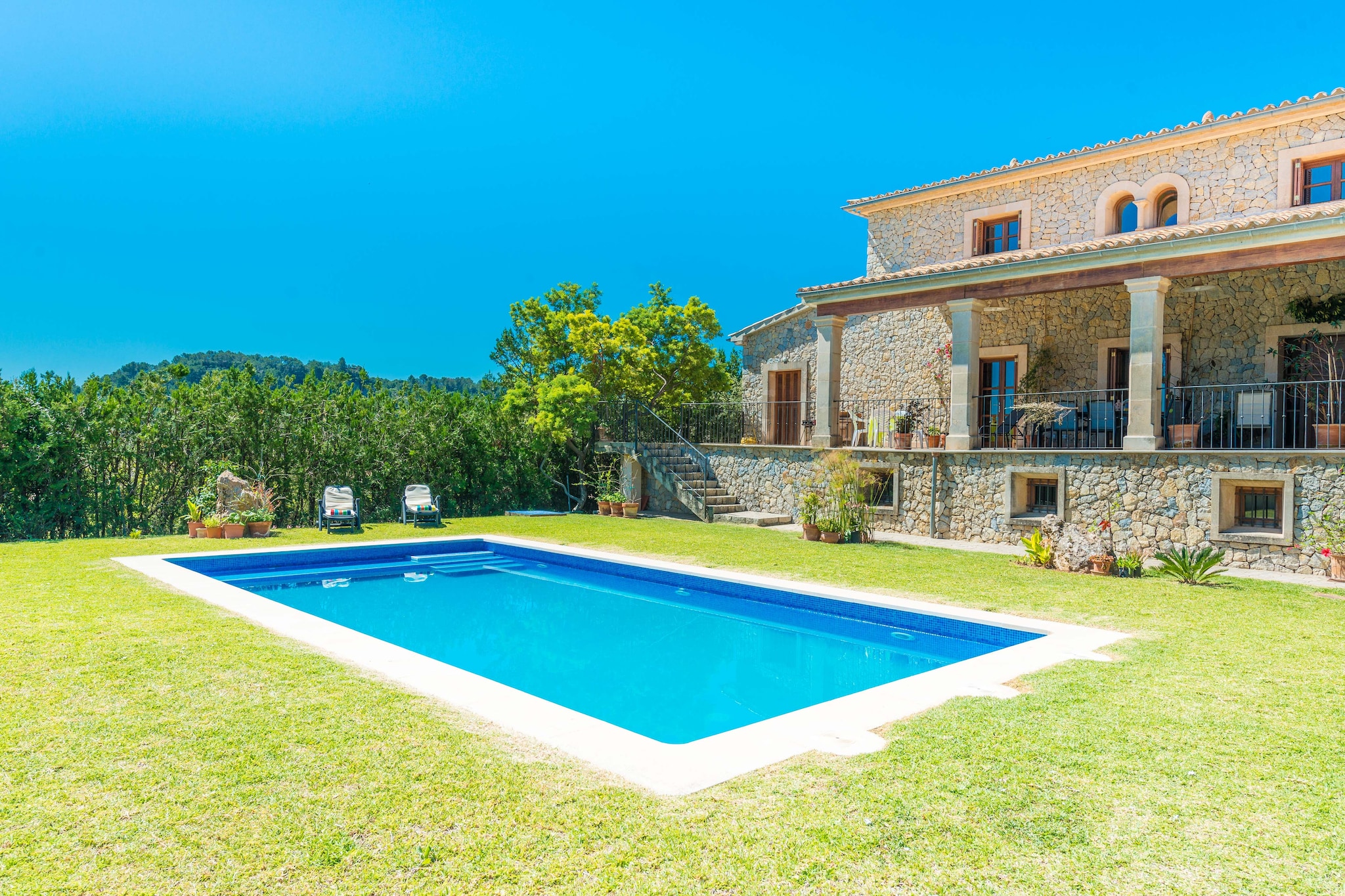 Enjoy the village life in an exclusive environment and an incredible house where you will forget the everyday life. Outside you will find an wonderful 10 x 5 salt pool with a depth that goes from 1.2 to 1.8 meters. It is ideal for summer dips and it is surrounded by a fantastic garden where you will lie to sunbathe on one of the sunbeds or prepare a barbecue with your friends. From there we get into the ground floor porch up some stairs. The porch is furnished to enjoy meals and dinners outdoors. The plot is fenced and has direct neighbours so privacy is partial.
The 400 m2 accommodation is distributed in two floors. On the ground floor we find a comfortable and familiar living room where you can watch the TV or have a rest. It opens to the kitchen through an arch. The kitchen is fully equipped, with a ceramic hob, and with a comfortable island with stools to work easily, together with a dining area for 6 people where you will spend quality time with your loved ones while cooking. Apart from that, you will find an incredible dining room for 10 people. The first of the bedrooms, with a double bed, is also on the ground floor, as well as the second bedroom but this has 2 single beds. There is a bathroom with a shower on the ground floor. Upstairs we'll find the other three bedrooms, the three of them with a double bed and an en suite bathroom. There is AC in all bedrooms and in the kitchen-living room. If you are travelling with a baby a cot and a high chair ara at your disposal. The house also counts with a washing machine, a tumble dryer, an iron and an ironing board.
This house is in Mancor, a lovely interior village close to Inca where you will find all services. The nearest beach is only 30 kms away in Puerto de Alcudia. From Mancor you can visit Lluc and Sierra de Tramuntana and enjoy the spectacular views where the sea and the mountain merge. Consult the advertiser for possible charges. Pets are not allowed. The holding of events is forbidden. There is exterior parking for 2 cars. There are parking space for 2 cars in the garage.
Distances
Beach: 29.8 km - Port d'Alcúdia
Airport: 35.5 km - Son Sant Joan
Golf course: 22.2 km - Golf Pollença
Town: 0.01 km - Mancor de la Vall
Train station: 5.6 km - Estació d'Inca
Bus stop: 0.35 km - Carrer de Sa Creu, Mancor de la Vall
Ferry: 29.8 km - Port d'Alcúdia
Hospital: 6.4 km - Hospital Comarcal d'Inca
Tourist license: ETV/10838Single Rental Registry: ESFCTU0000070220000342530000000000000000000ETV/108386The Ecotasa (tourist tax) must be paid cash on site when checking in. The amount varies between 0.55€/night and guest during the low season and 2.2€/night and guest during the high season. The tax is reduced by half from the 9th day of your stay. All guests have to pay the Ecotasa, except people under 16 years. You will have to pay the deposit amount at the arrival to the owner.Homerti - Central de Reservas CR/33 Electricity (January - December): 0.30 EUR/KW (mandatory) <br> <br />