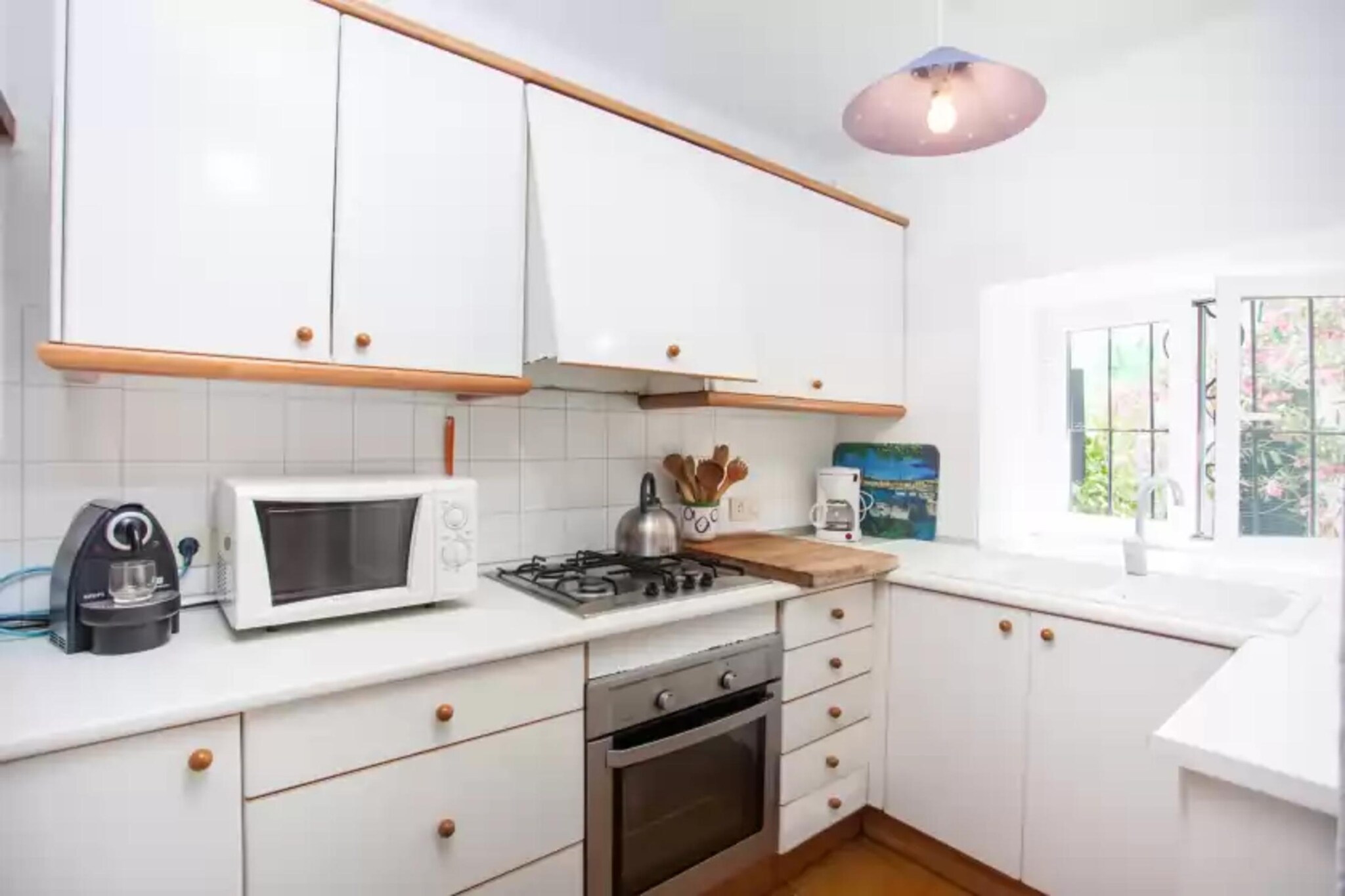 Kitchen(cooker, coffee machine, oven), bedroom(2x single bed), bedroom(double bed), bedroom(double bed), bathroom, bathroom, microwave, fridge-freezer, shower, shower, washbasin, washbasin, toilet, toilet, garden, garden furniture, 2x sun loungers, BBQ, parasol, children\'s bed, high chair