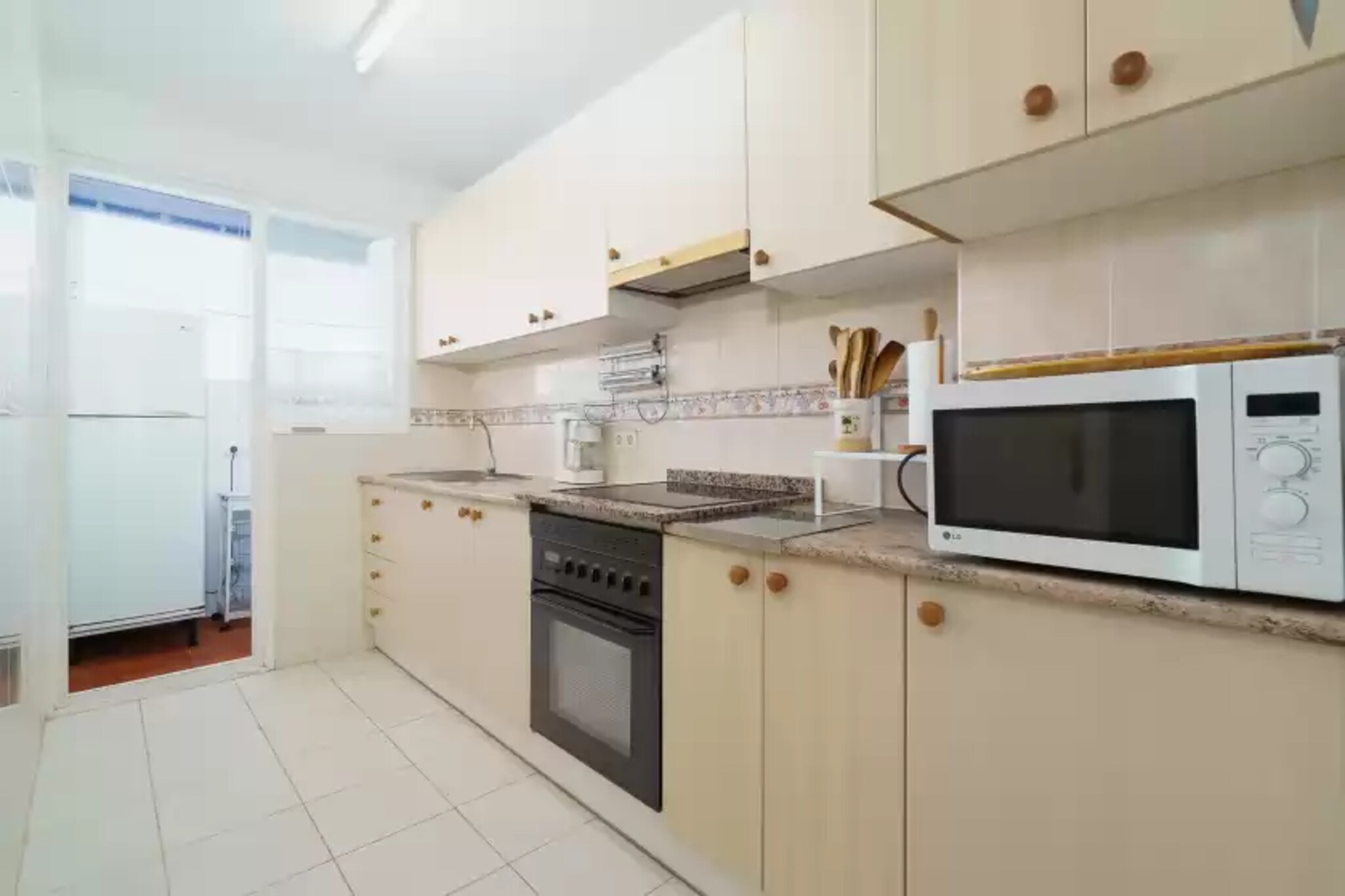 Living room, Kitchen(cooker, coffee machine, oven), bedroom(2x single bed), bedroom(double bed), bathroom, bathroom, double sofa bed, microwave, fridge-freezer, shower, washbasin, washbasin, toilet, toilet, parking, children\'s bed, high chair