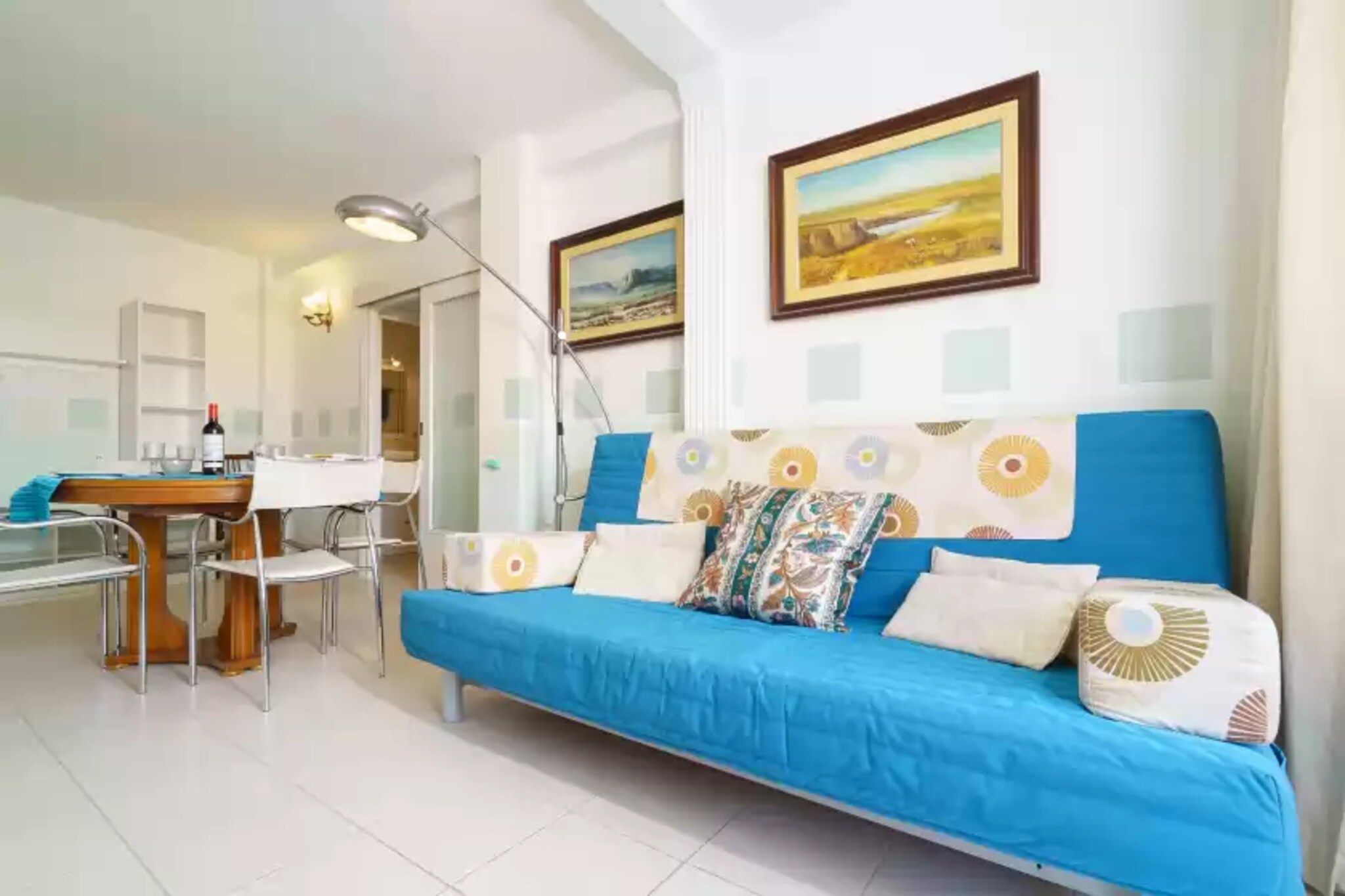 Very spacious, cared and with a combination of warm colours, in blue and white, this apartment emanates peace and becomes the perfect place for a nice and quiet vacation near the sea. Even from the little balcony you can feel the breeze and the salty smell of the sea, while you relax reading a book on the sun lounger.

This apartment is located on the second floor of a family residential. It offers a wonderful living-dining room in the same space. Here you can enjoy your family meals and then rest watching a film or a TV series. The spacious kitchen is independent and it has a ceramic hob, oven, microwave, fridge and everything you may need to cook an excellent recipe. In the laundry room we find a washing machine, an iron and an ironing board. There are a toilet, a shower bathroom and two beautiful bedrooms in total. Both offer a fan, a closet and space to place a cot and a high chair. One has a double bed and the other comes with two twin beds. The two extra guest can sleep in the sofa bed at the living room.

This property is located in the heart of the beach of Arenal, where you have shops and restaurants where you can enjoy the terraces and the wonderful views. You can practice water sports and enjoy some marvellous lookouts in Cala Blanca, Portitxol o Cap Negre. There are hiking routes that invite to do long excursions as well as precious coves to practice diving in the area. If you fell like a quite walk in the evening, we recomendante the old city centre of Xàbia with its medieval streets. Note: We cannot accept guests under 26 years unless you are a family. We need copies of the passports of all guests in order to accept the booking.  Consult the advertiser for possible charges. Pets are not allowed. The holding of events is forbidden. There is exterior parking for 1 cars.  
Distances
Beach: 0.29 km - Platja del Arenal
Airport: 100 km - El Altet
Golf course: 7 km - Club de Golf Jávea
Town: 0.01 km - Platja del Arenal
Train station: 12 km - Teulada
Bus stop: 3.6 km - Jávea
Ferry: 14 km - Dénia
Hospital: 22 km - Hospital Marina Salud Dénia
Tourist license: CV-VUT0465381-ASingle Rental Registry: ESFCTU000003071000225998000000000000000000vt-465381a3