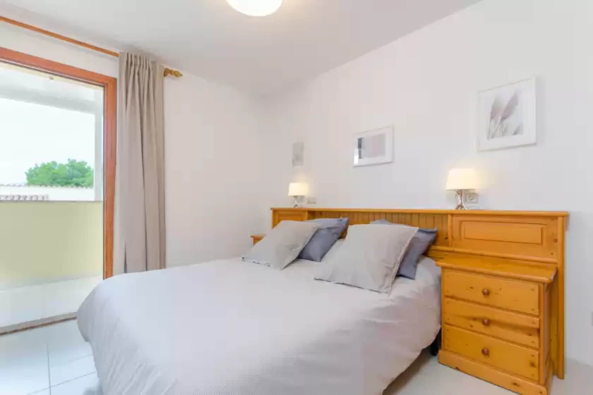 Living room, Kitchen(cooker, coffee machine, oven), bedroom(double bed), bathroom, single sofa bed, microwave, fridge-freezer, bath tub, washbasin, toilet, children\'s bed, high chair