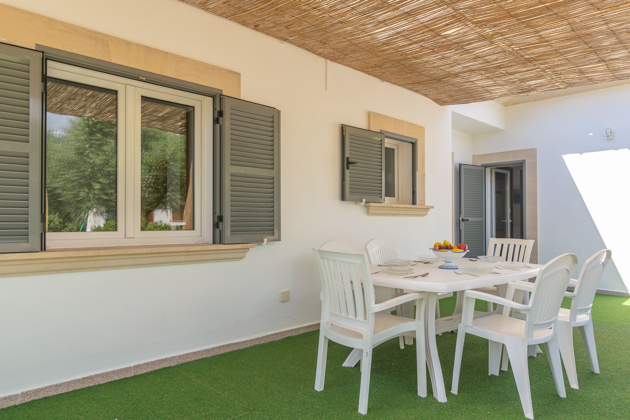 Living room, Kitchen(coffee machine, microwave), bedroom(3x single bed), bedroom(double bed), bedroom(double bed), bathroom, bathroom, cooker, oven, dishwasher, fridge-freezer, bath tub, shower, washbasin, washbasin, toilet, toilet, bidet, garden, garden furniture, BBQ, children\'s bed, high chair