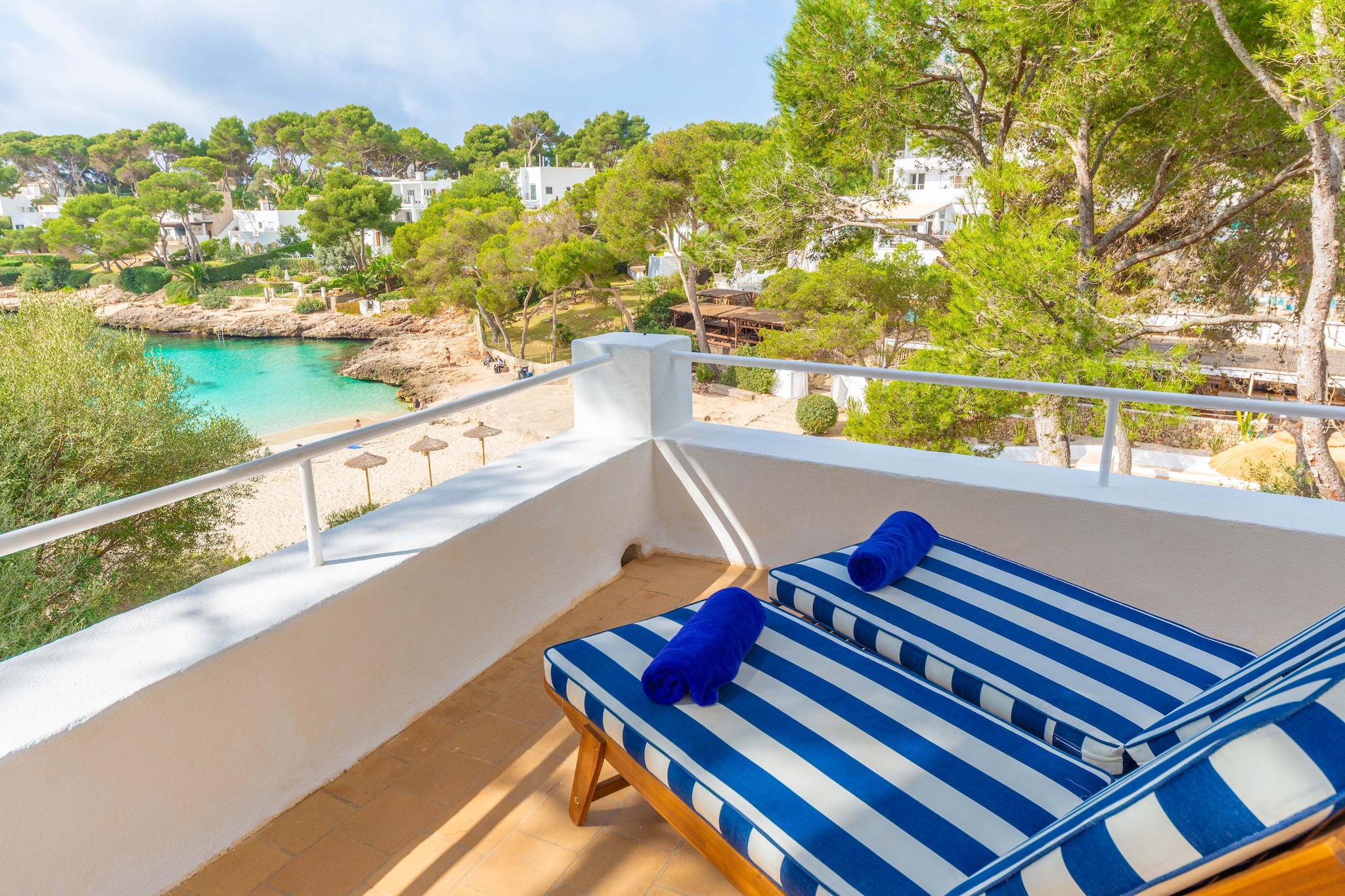 Preparing a delicious breakfast on the terrace is the first thing you will think of when you wake up early each morning, as the views over the spectacular waters of Cala d'Or will be a privileged accompaniment. Afterwards, you can relax on two sun loungers if you wish to enjoy the sun in a more peaceful and cosy atmosphere. A second, more secluded terrace is the perfect place for a read and a cup of tea before heading down to the beach for a swim, as it leads directly to it via a beautiful stairway - a real luxury!
This two storey house welcomes you with a warm and charming living room, where you can sit and chat with your loved ones or watch a TV series in the satellite TV channels. Then, you access the dining area, perfectly furnished to enjoy your favourite dishes by the terrace and the landscape. Next to the dining you will find the kitchen, with a ceramic top or the oven to cook and enjoy the dishes on the dining table. There are four bedrooms in total, all of them with a closet and air-conditioning. Two of the bedrooms still are on the main floor, one with a double bed and an en-suite shower bathroom, and the other with two twin beds. There are two more bedrooms upstairs, again one with a double bed and the other with two twin beds. There also is a toilet and two independent bathrooms with a shower each. We will be happy to provide a cot and a high chair in case you are travelling with your baby. There are three fans and the laundry room completes the equipment (this includes a washing machine, an iron and an ironing board).
The house is located in a very quiet urbanisation submerged in an environment of amazing beauty. You can see how Cala d'Or is a true paradise where you will want to spend the whole vacation, but we invite you to visit other dream-like beaches and coves like Cala Ferrera, Cala Egos, Cala Santanyí and the impressive Natural Park of Mondragó, among many other natural jewels. If you like playing golf, the course of Golf Vall d'Or is just 8.8 km away. Note: This accommodation is intended for families and guests over 26 years old who are looking for a peaceful stay. Bookings for parties or celebrations are not accepted. A copy of the identification document of all guests will be required to confirm the reservation. Consult the advertiser for possible charges. Pets are not allowed. The holding of events is forbidden. There is exterior parking for 2 cars.
Distances
Beach: 0.010 km - Cala d'Or
Airport: 57.4 km - Son Sant Joan
Golf course: 8.8 km - Golf Vall d'Or
Town: 0.001 km - Cala d'Or
Train station: 31 km - Estació de Manacor
Bus stop: 0.550 km - Cala d'or
Ferry: 67.5 km - Port de Palma
Hospital: 32.7 km - Hospital Comarcal de Manacor
Guests are kindly required to dispose of all rubbish and ensure the property is properly tidied before departure. Should this not be the case, a charge of €90 will be deducted from the security deposit. Tourist license: VT/375Single Rental Registry: ESFCTU0000070080009796950000000000000000000000VT/3750Homerti - Central de Reservas CR/33