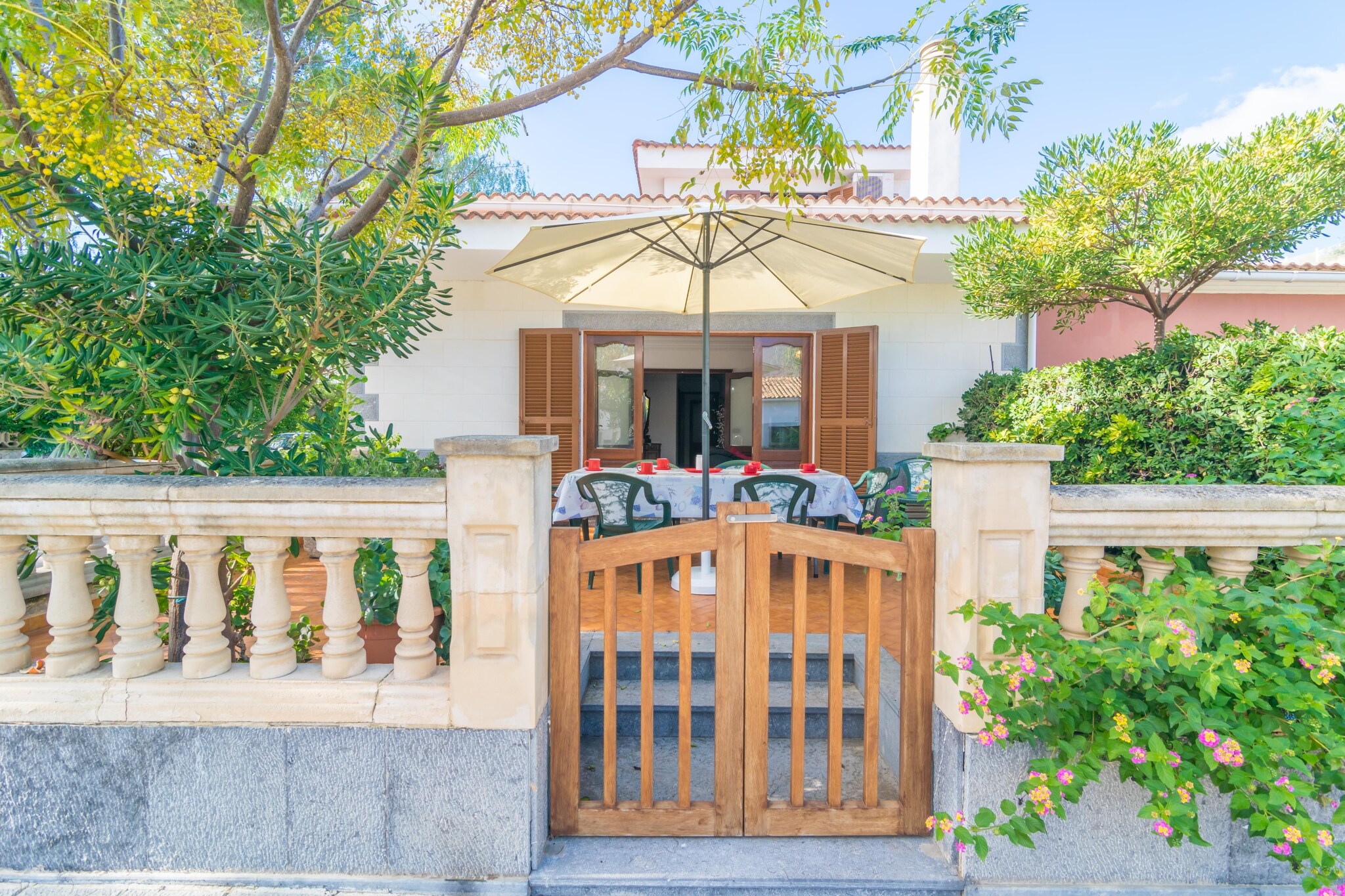 Los Geranios-Exterior summer