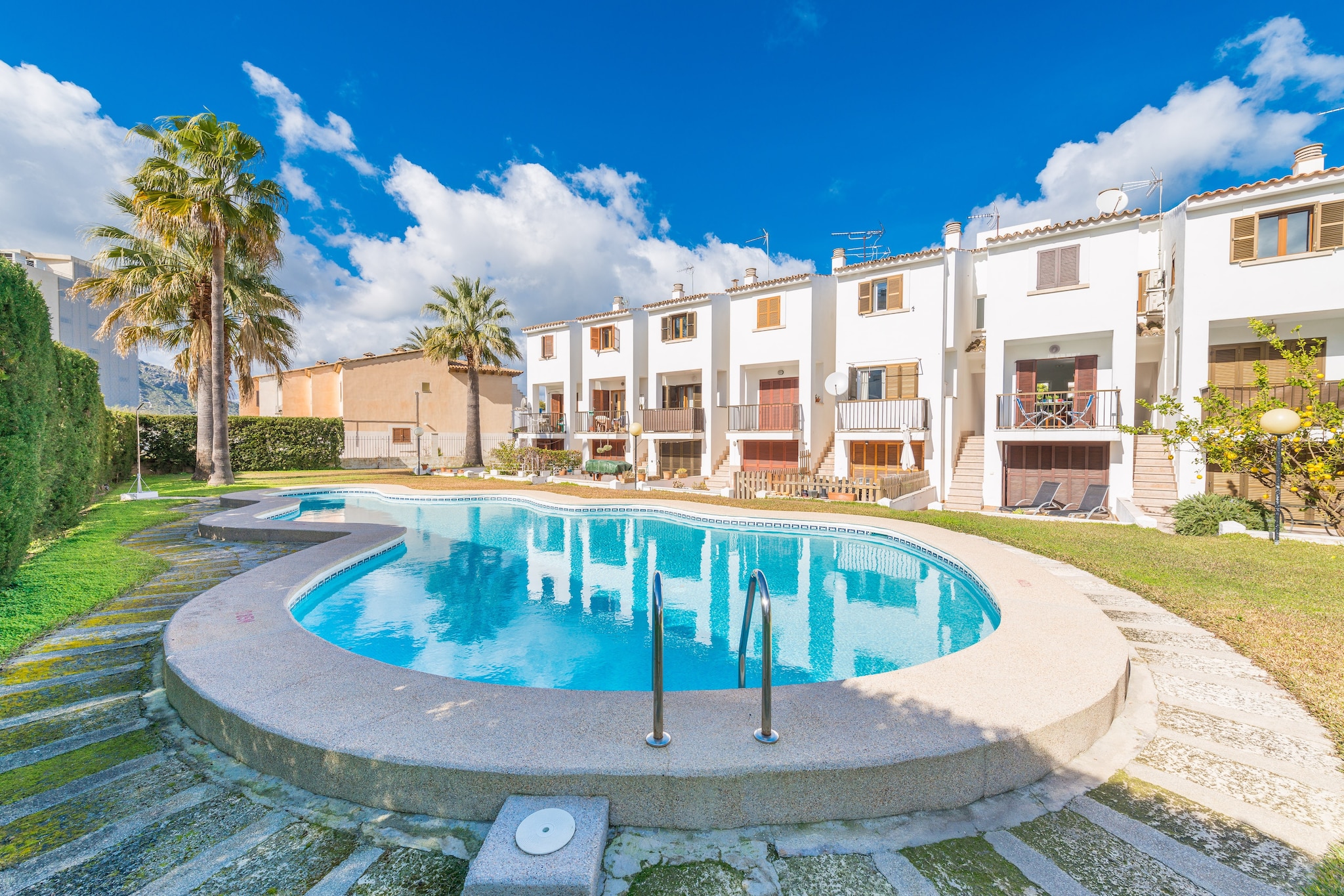 Kitchen(oven, microwave), bedroom(double bed), bedroom(single bed, single bed), bathroom, bathroom, garage, cooker, coffee machine, dishwasher, fridge-freezer, bath tub, shower, washbasin, washbasin, toilet, toilet, air conditioning, air conditioning, BBQ, swimming pool(private, outside), children\'s bed, high chair