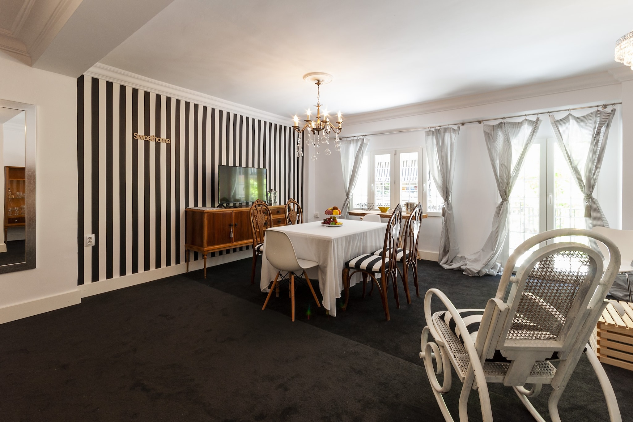 This apartment invites to go out with your coffee to the spacious terrace every morning and meet the first sun beams whilst admiring the daily routine of the streets and getting all the energy you need to enjoy a great day at the beach. Because this apartment allows you to get to know the lively town centre and, at the same time, spend the day at the beach which is less that 6 km away.
Inside, the perfect combination of styles gives a special character to this apartment, located on the first floor of a building without lift. When you enter, you're welcomed by a modern kitchen -with a ceramic hob- open to the dining area which, on the other hand, boasts an antique furniture. Next, you find the air-conditioned living-dining room where you can organise a great evening or rest watching the TV. Then, the corridor leads to the 3 bedrooms, all with a closet. One of the bedrooms has twin beds, another has a single bed and the last one has a double bed an space for a baby cot -a high chair also is available-. The bathroom in the accommodation has a shower. And the laundry room features a washing machine, an iron and an ironing board.
The location of this apartment is perfect if you like the city since it's in the centre of GandÃa. You'll find all needed services like bars, restaurants, supermarkets, etc nearby. The nearest beach is Playa de Venecia about 5.8 km away, the next golf course is the one in Oliva Nova, about 17.6 km and the train and bus station are just 1 km away on foot. Note: This accommodation is intended for families and guests over 25 years old who are looking for a peaceful stay. Bookings for parties or celebrations are not accepted. A copy of the identification document of all guests will be required to confirm the reservation. Consult the advertiser for possible charges. Please note that the keys to access the property will be in a mailbox at a nearby petrol station. You will receive the coordinates of the petrol station and the details of the mailbox three days prior to your arrival. Pets are not allowed. The holding of events is forbidden.
Distances
Beach: 5.8 km - Playa de Venecia
Airport: 78.1 km - Valencia
Golf course: 17.6 km - Golf Oliva Nova
Town: 0 km - Gandia
Train station: 1 km - Gandia
Bus stop: 1 km - Gandia
Ferry: 35 km - Puerto de Denia
Hospital: 4.2 km - Hospital Comarcal Francesc de Borja
Tourist license: CV-VUT0048890-V