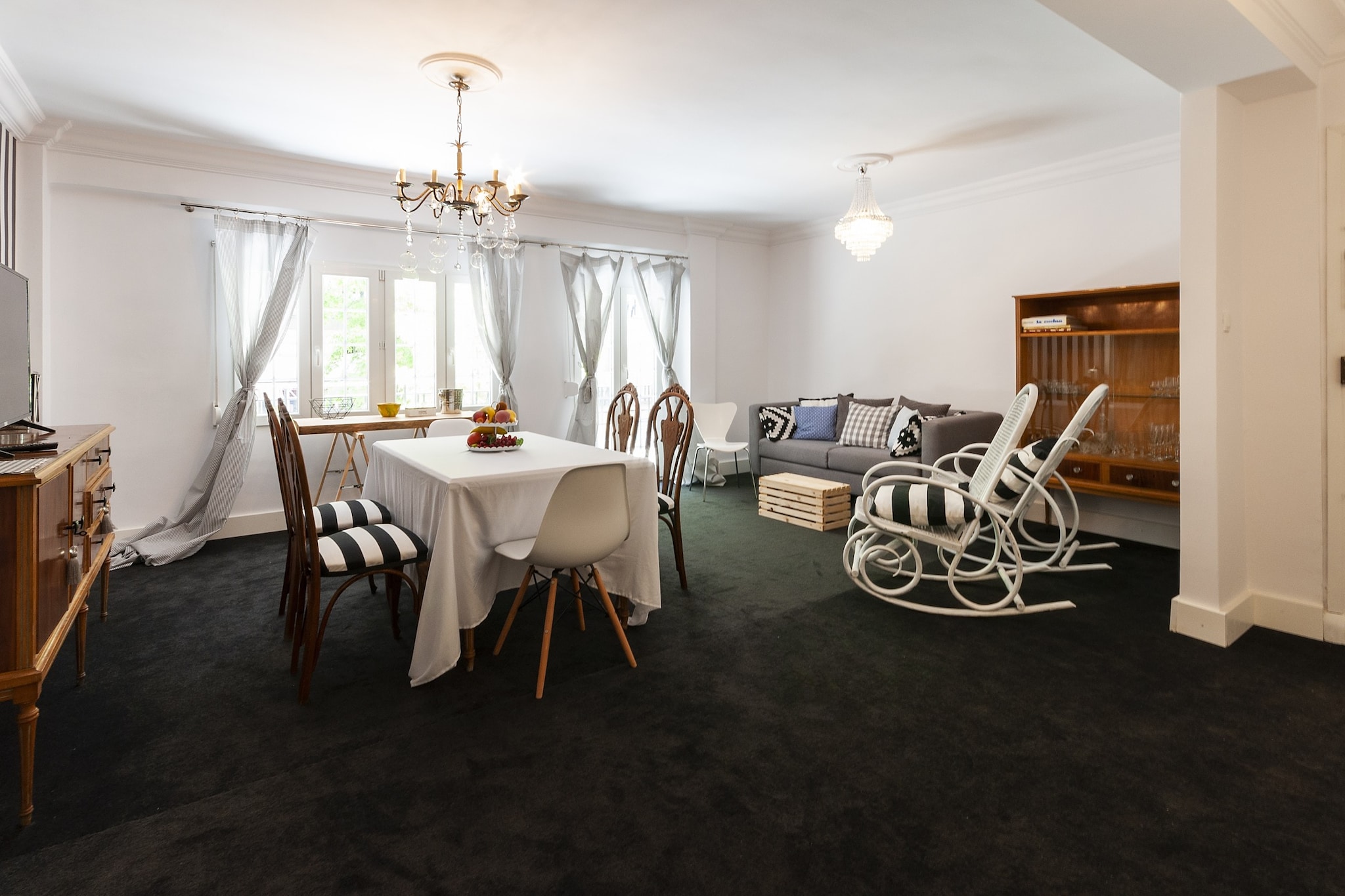 Living room, Kitchen(cooker, coffee machine), bedroom(single bed), bedroom(single bed, single bed), bedroom(double bed), bathroom(shower), oven, microwave, dishwasher, fridge-freezer, washbasin, toilet, children\'s bed, high chair