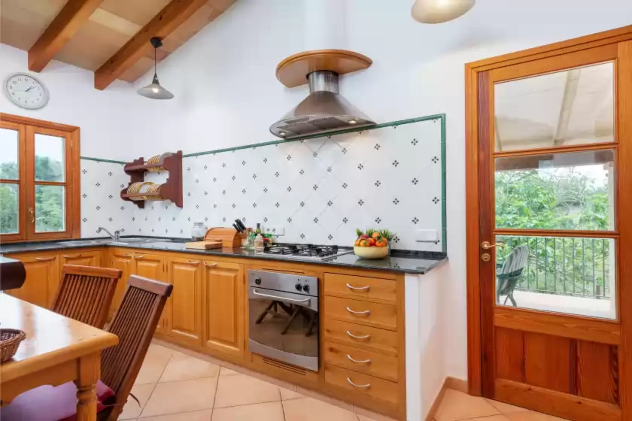 Living room, Kitchen(cooker, oven), bedroom(2x single bed), bedroom(single bed, single bed), bathroom, bathroom, garage, coffee machine, fridge-freezer, bath tub, shower, washbasin, washbasin, toilet, toilet, bidet, heating, heating, BBQ, children\'s bed, high chair