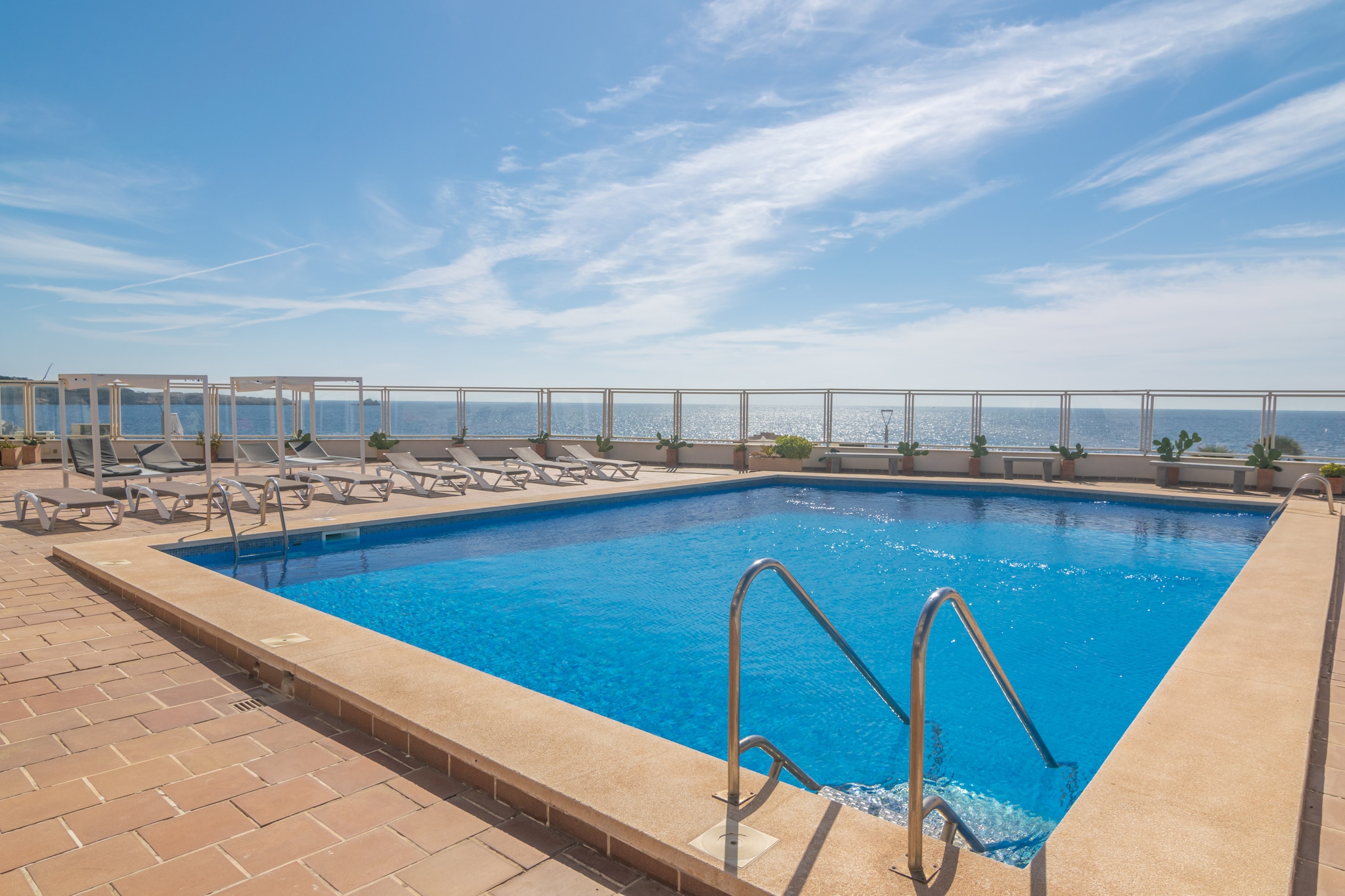 When you return from the beach, you can enjoy the wonderful communal swimming pool that faces the sea and is perfect for cooling off or relaxing on one of the sun loungers. The pool is chlorinated, measures 12 x 5 metres and has a depth of between 1.20 and 2.80 metres. On the terrace of the flat you and your companions can enjoy the spectacular sea views while enjoying your favourite meals.

The flat is located on the first floor of a building with lift, and offers a cosy style with all the necessary elements of comfort for your stay. The living-dining room is equipped with AC and satellite TV. The kitchen is equipped with ceramic hob and has all the necessary utensils for you to cook comfortably. There is a washing machine, iron and ironing board. To rest you will find 2 bedrooms with AC, the first one with a double bed and the second one with a bunk bed. The bathroom of the flat has 1 shower. If you are travelling with your baby we can provide a cot and high chair. The property is prepared for all the months of the year.

The flat is located in a perfect area to enjoy your holidays, with all the necessary services such as shops, bars and restaurants at hand, the bus stop just 600 metres away and a small cove just a few metres away. There are other beaches nearby where you can continue to enjoy the sea such as Cala Moll or Cala s'Àguila. The nearest golf course is 7 km away.

The swimming pool is open all year round.  Its opening hours are from Monday to Friday from 9:00 to 21:00h and on Sundays from 9:00 to 20:00h. Note: This accommodation is intended for families and guests over 25 years old who are looking for a peaceful stay. Bookings for parties or celebrations are not accepted. A copy of the identification document of all guests will be required to confirm the reservation.  Consult the advertiser for possible charges. Pets are not allowed. The holding of events is forbidden. Please note that the opening and closing dates of the communal pool are subject to community regulations and may vary depending on the season, without prior notice. Updated information will be available upon your arrival.
Distances
Beach: 0.190 km - Cala Rajada
Airport: 80 km - Son Sant Joan
Golf course: 7 km - Capdepera Golf
Town: 0.6 km - Cala Rajada
Train station: 31.8 km - Manacor
Bus stop: 0.600 km - Cala Rajada
Ferry: 46 km - Port d'Alcúdia
Hospital: 29.6 km - Hospital de Manacor
Tourist license: ETVPL/14601Single Rental Registry: ESFCTU00000702300009755200000000000000000ETVPL/146012There's a mandatory tourist tax in Balearic Islands, called Ecotasa. All guests, except people under 16 years, have to pay this tax. The amount varies between 0.55€/night and guest during the low season and 2.2€/night and guest during  the high season .The tax is reduced by half from the 9th day for your stay. Homerti - Central de Reservas CR/33