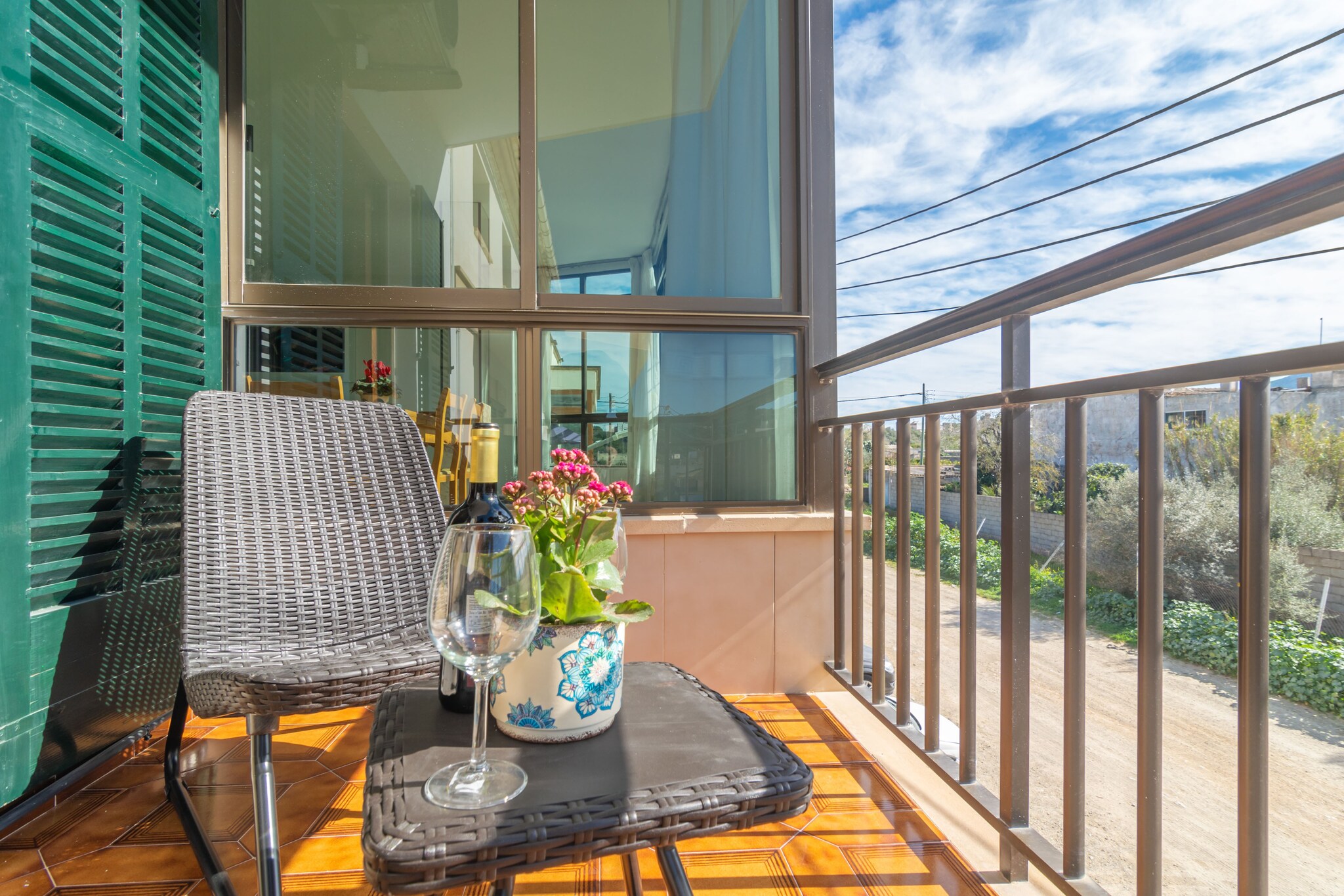 After a day visiting the beautiful beaches of the island, the best plan is to relax on the balcony and enjoy the sunset,

The apartment, located on the first floor of a building without elevator, offers a cozy and comfortable style. In the living-dining room you can watch TV-sat while you cool off with the air conditioning. The kitchen has everything you need to cook during your vacation and has a gas stove. To rest, the apartment has three bedrooms with a fan each: one with a double bed and an en-suite bathroom with a shower, and the other two with twin beds. Another bathroom with a bathtub completes the apartment. There is a washing machine, iron and ironing board as well as a cot and high chair if you are travelling with your baby.

Felanitx is a town located in the southeast of Mallorca, with great activity throughout the year, where you will find supermarkets, shops, bars and restaurants. It is a well-known area that stands out for its wine activity and where visitors will have the opportunity to learn about the customs and culture of the island. The closest beach is Cala MarÃ§al although from Felanitx you can go to other wonderful beaches in the southeast of Mallorca such as Cala MondragÃ³, Cala d'Or or Cala Llombards. Consult the advertiser for possible charges. Pets are not allowed. The holding of events is forbidden. 
Distances
Beach: 15.2 km - Cala MarÃ§al
Airport: 46.7 km - Palma de Mallorca
Golf course: 12.5 km - Vall d'Or
Town: 0.7 km - Felanitx
Train station: 13.8 km - Manacor
Bus stop: 0.650 km - Felanitx
Ferry: 54.5 km - Palma de Mallorca
Hospital: 15.2 km - Hospital de Manacor
Tourist license: ETVPL/15662Single Rental Registry: ESFCTU00000700800004909100000000000000000ETVPL/156620There's a mandatory tourist tax in Balearic Islands, called Ecotasa. All guests, except people under 16 years, have to pay this tax. The amount varies between 0.55â‚¬/night and guest during the low season and 2.2â‚¬/night and guest during  the high season .The tax is reduced by half from the 9th day for your stay. You will have to pay the deposit amount at the arrival to the owner.