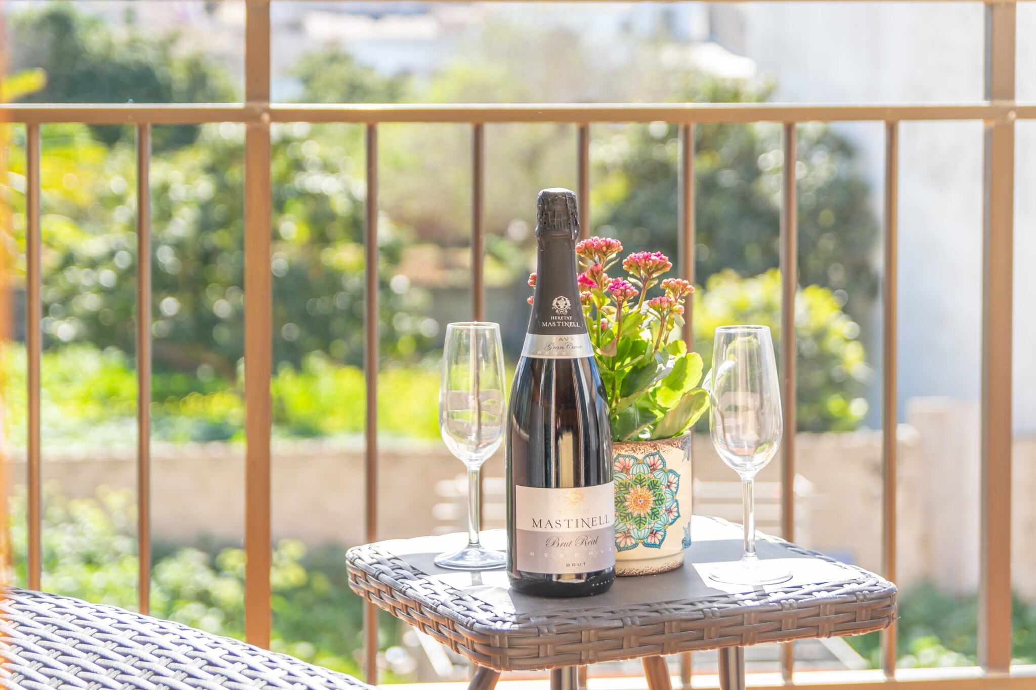 Living room, Kitchen(coffee machine, oven), bedroom(single bed, single bed), bedroom(single bed, single bed), bedroom(double bed), bathroom, bathroom, cooker, microwave, dishwasher, fridge-freezer, bath tub, shower, washbasin, washbasin, bidet, children\'s bed, high chair