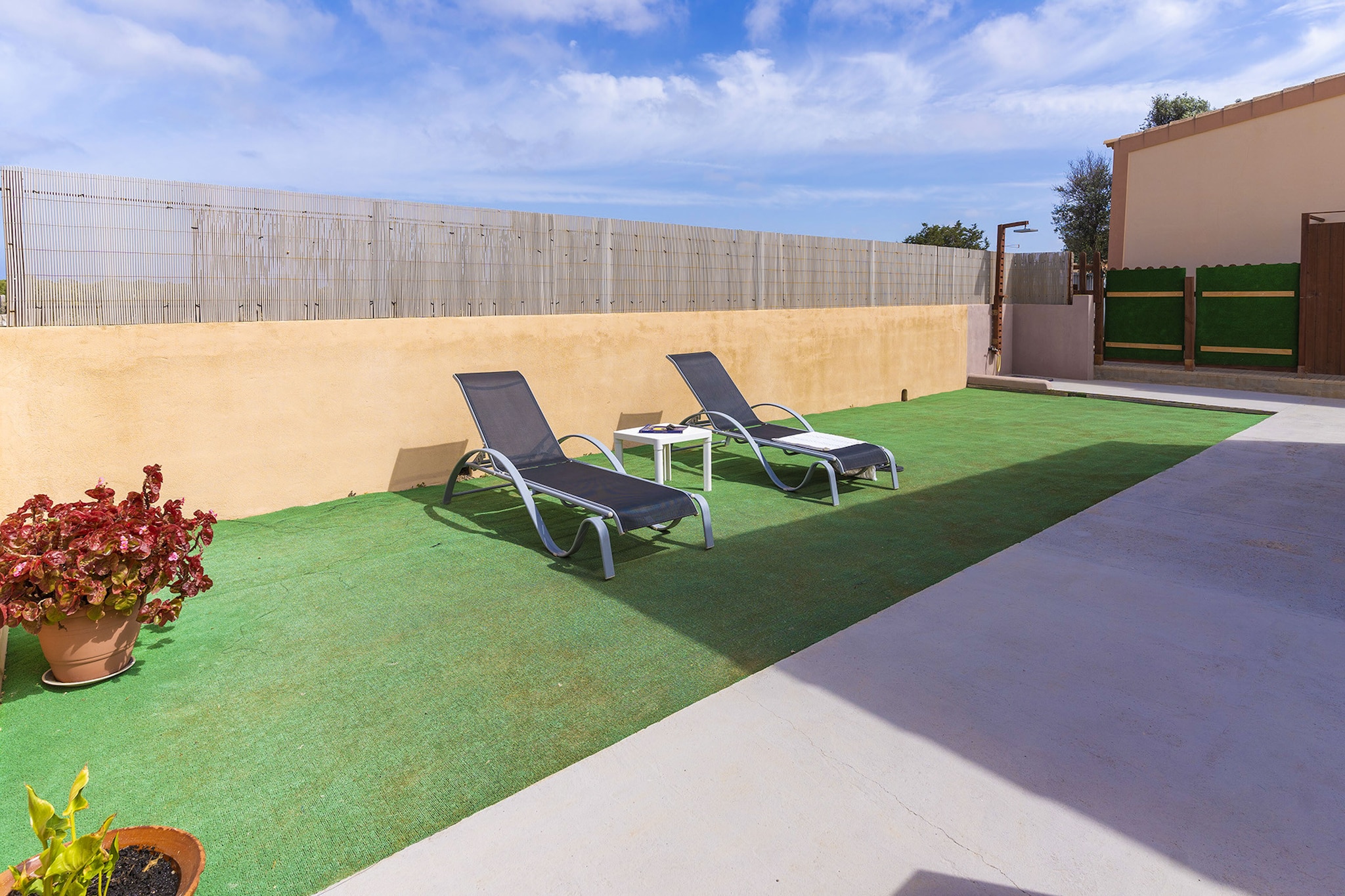 Living room, dining room, Kitchen(cooker, oven), bedroom(2x single bed), bedroom(double bed), bathroom, bathroom, coffee machine, microwave, dishwasher, fridge-freezer, bath tub, shower, washbasin, washbasin, toilet, toilet, garden, garden furniture, BBQ, children\'s bed, high chair