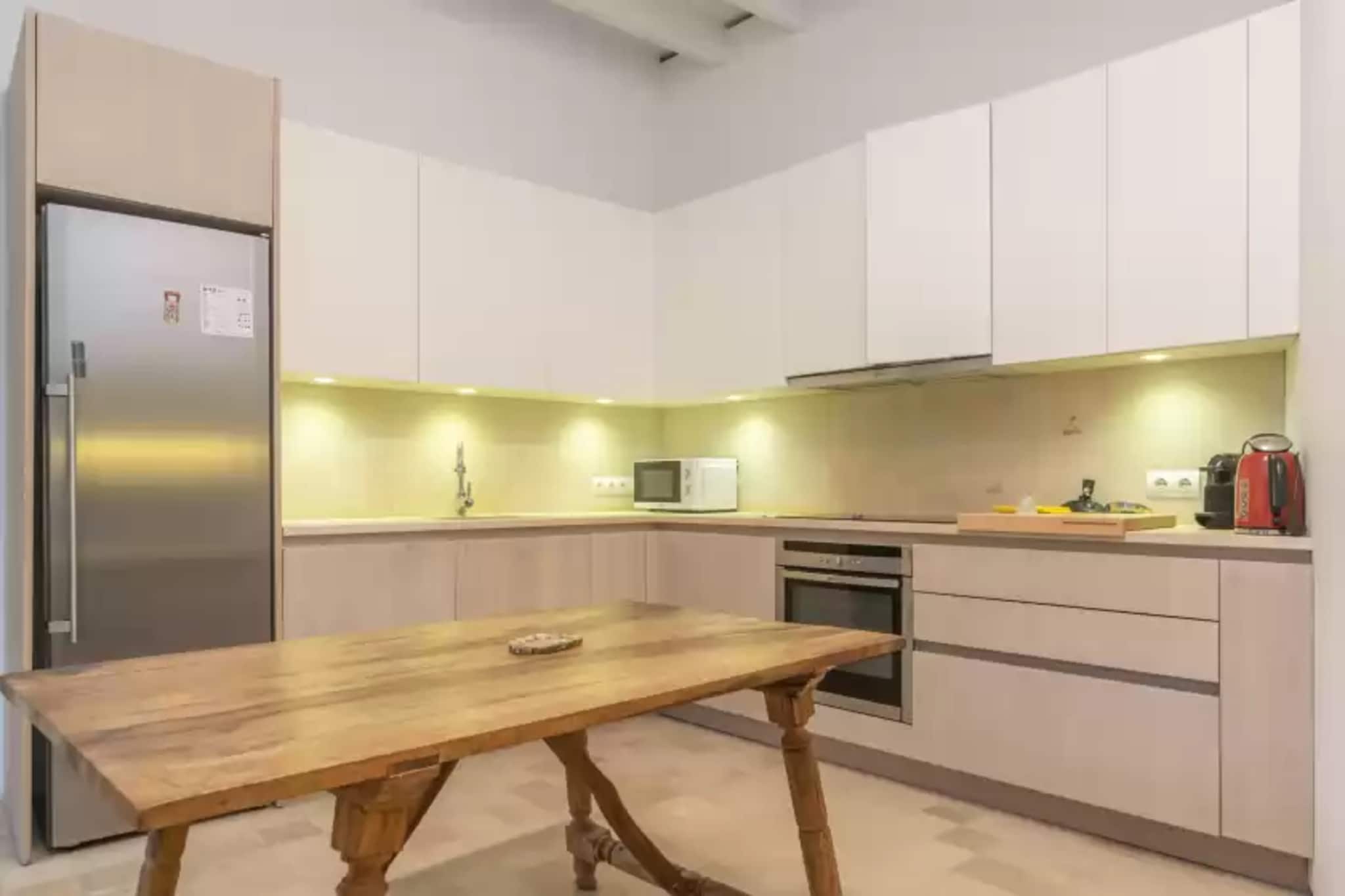 Living room, dining room, Kitchen(cooker, coffee machine), bedroom(single bed, single bed), bedroom(single bed), bedroom(double bed), bedroom(double bed), bedroom(double bed), bathroom, bathroom, bathroom, bathroom, bathroom, oven, microwave, fridge-freezer, bath tub, shower, shower, shower, shower, washbasin, washbasin, washbasin, washbasin, washbasin, toilet, toilet, toilet, toilet, toilet, balcony or terrace, garden, garden furniture, 2x sun loungers, BBQ, children\'s bed, high chair