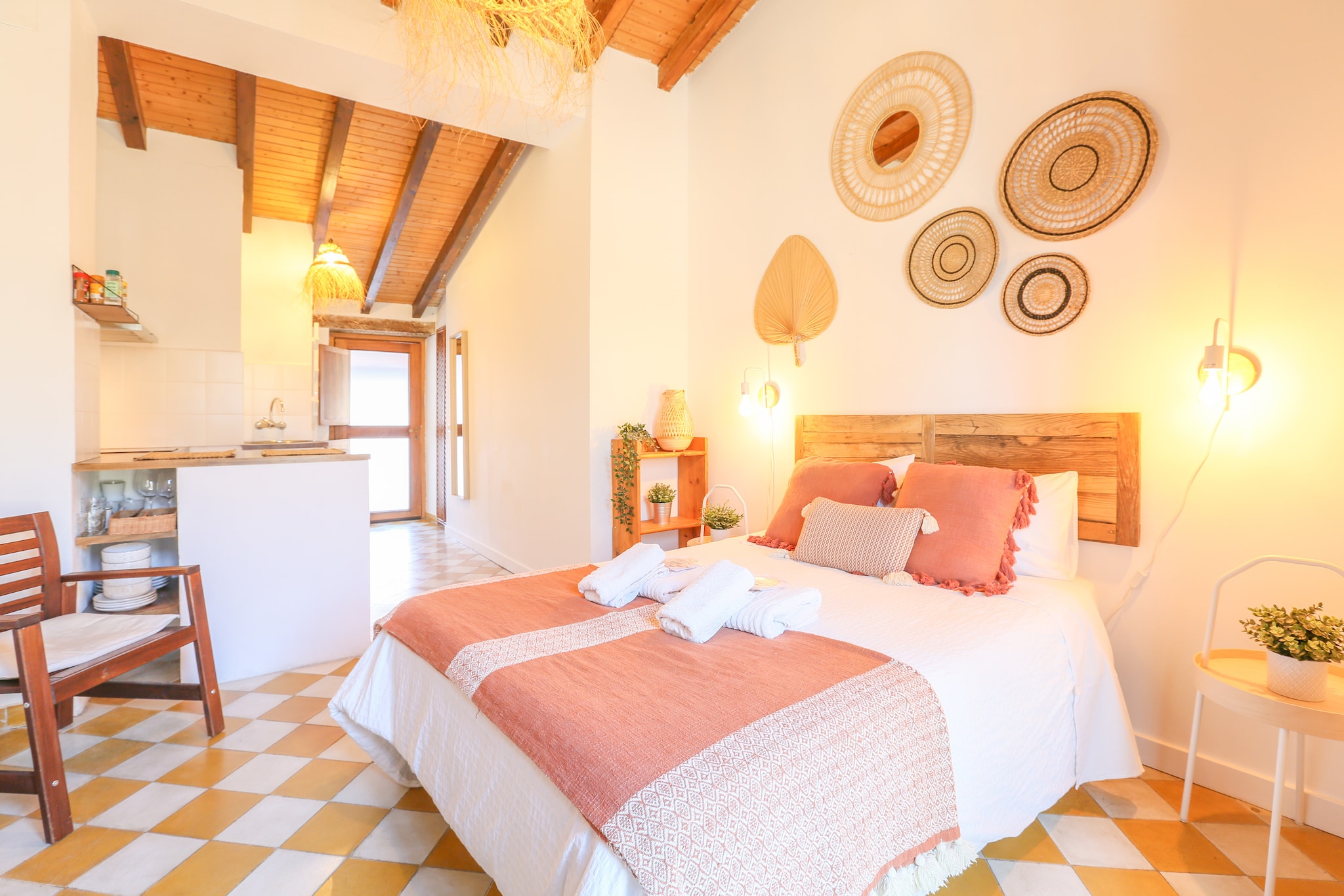 Kitchen(cooker, microwave), bedroom(double bed), bathroom, fridge-freezer, shower, washbasin, toilet, children\'s bed, high chair