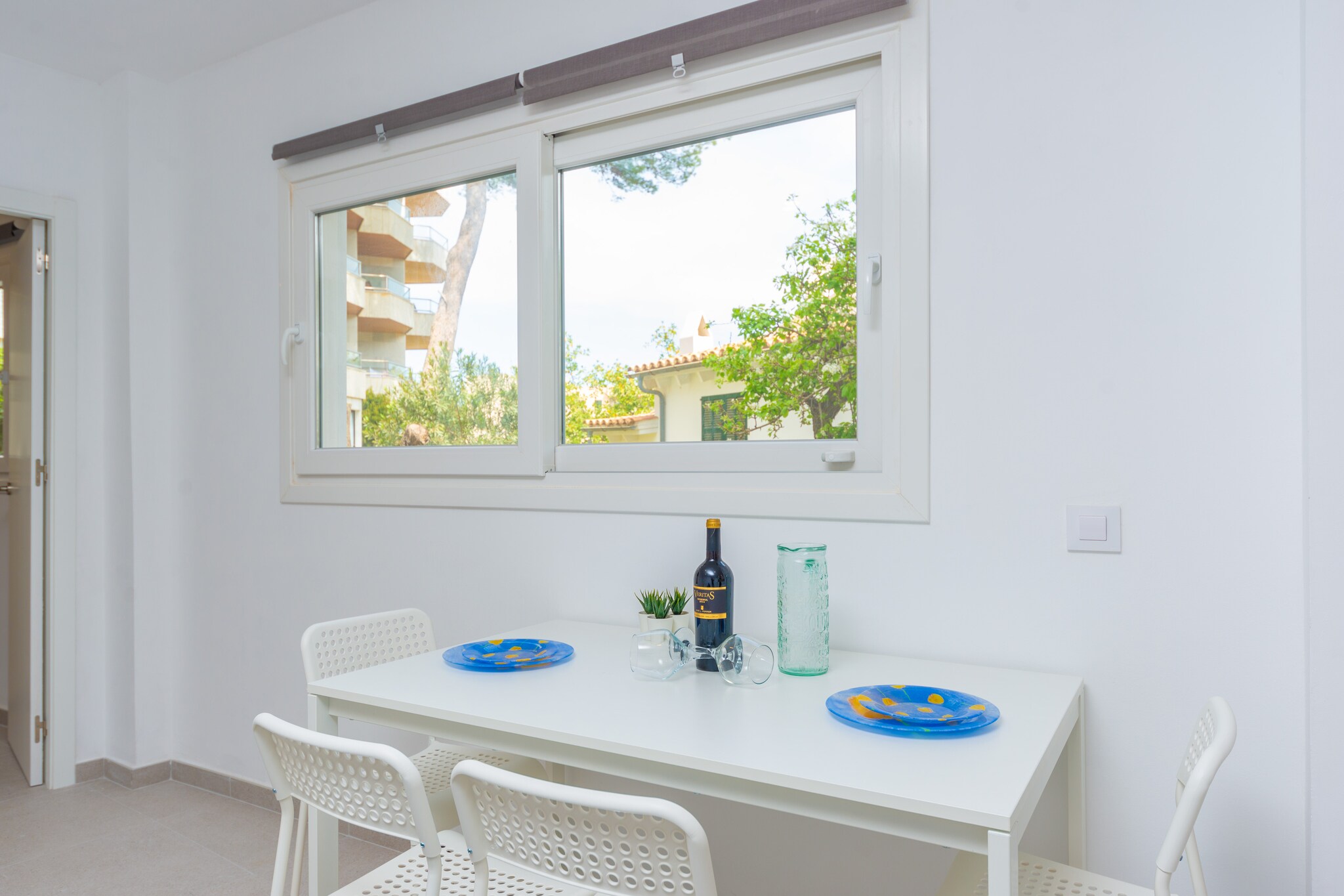 Kitchen(cooker, oven), bedroom(double bed), bathroom, fridge-freezer, shower, washbasin, toilet, BBQ, children\'s bed, high chair