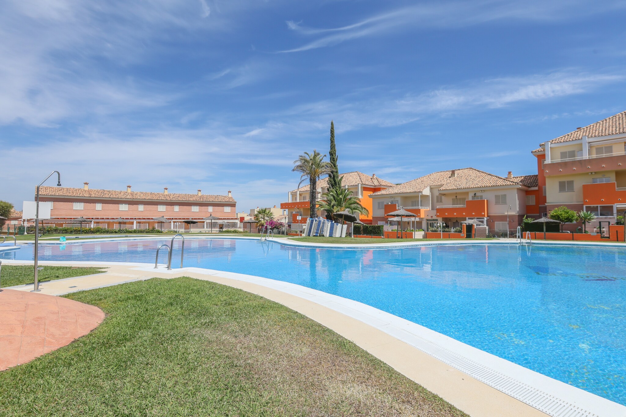 The flat is located in the quiet urbanization Las Palmeras Golf 2, perfect for a relaxing holiday. Outside you will find a large communal swimming pool of 25m x 15m and a depth varying between 1.20 and 1.90 metres and is ideal for cooling off on hot summer days. The urbanisation also has a tennis court, giving you the opportunity to enjoy a friendly game of tennis or perfect your tennis skills during your holiday. The private terrace is the perfect place to enjoy an aperitif with your companions. 

Inside, the bright living room is equipped with Smart TV and is open to the dining room, creating a cosy and modern space to relax. The kitchen, with ceramic hob, is fully equipped and has all the necessary utensils for you to cook in comfort and feel at home. There is also a washing machine, iron and ironing board. There are two bedrooms. The first has a double bed, while the second is equipped with a trundle bed. Both bedrooms have a wardrobe and a view of the garden. A bathroom with bathtub completes your stay. 

The flat is located in Islantilla in the beautiful province of Huelva, one of the most attractive destinations on the Costa de la Luz. With its warm and sunny climate, stunning beaches and a wide range of activities it is the perfect place for your holiday. The beaches stand out for their golden sand and crystal clear waters and just 5 minutes away you can enjoy the Antilla Beach and stroll along its long promenade which also allows you to enjoy shops, restaurants and bars overlooking the sea. 

There is no cot or highchair. 
The swimming pool is open from June 15th to September 15th from 10:00h to 20:00htay. Consult the advertiser for possible charges. Pets are not allowed. The holding of events is forbidden. There is exterior parking for 1 cars.  Please note that the opening and closing dates of the communal pool are subject to community regulations and may vary depending on the season, without prior notice. Updated information will be available upon your arrival.
Distances
Beach: 1.1 km - Playa de la Antilla
Airport: 145 km - Aeropuerto de Sevilla
Golf course: 0.900 km - Club de Golf de Islantilla
Town: 0.850 km - La Antilla
Train station: 48.3 km - Huelva
Bus stop: 0.900 km - Islantilla
Ferry: 46.8 km - Huelva
Hospital: 9.4 km - Hospital Pascual Virgen de la Bella
Tourist license: VUT/HU/02786