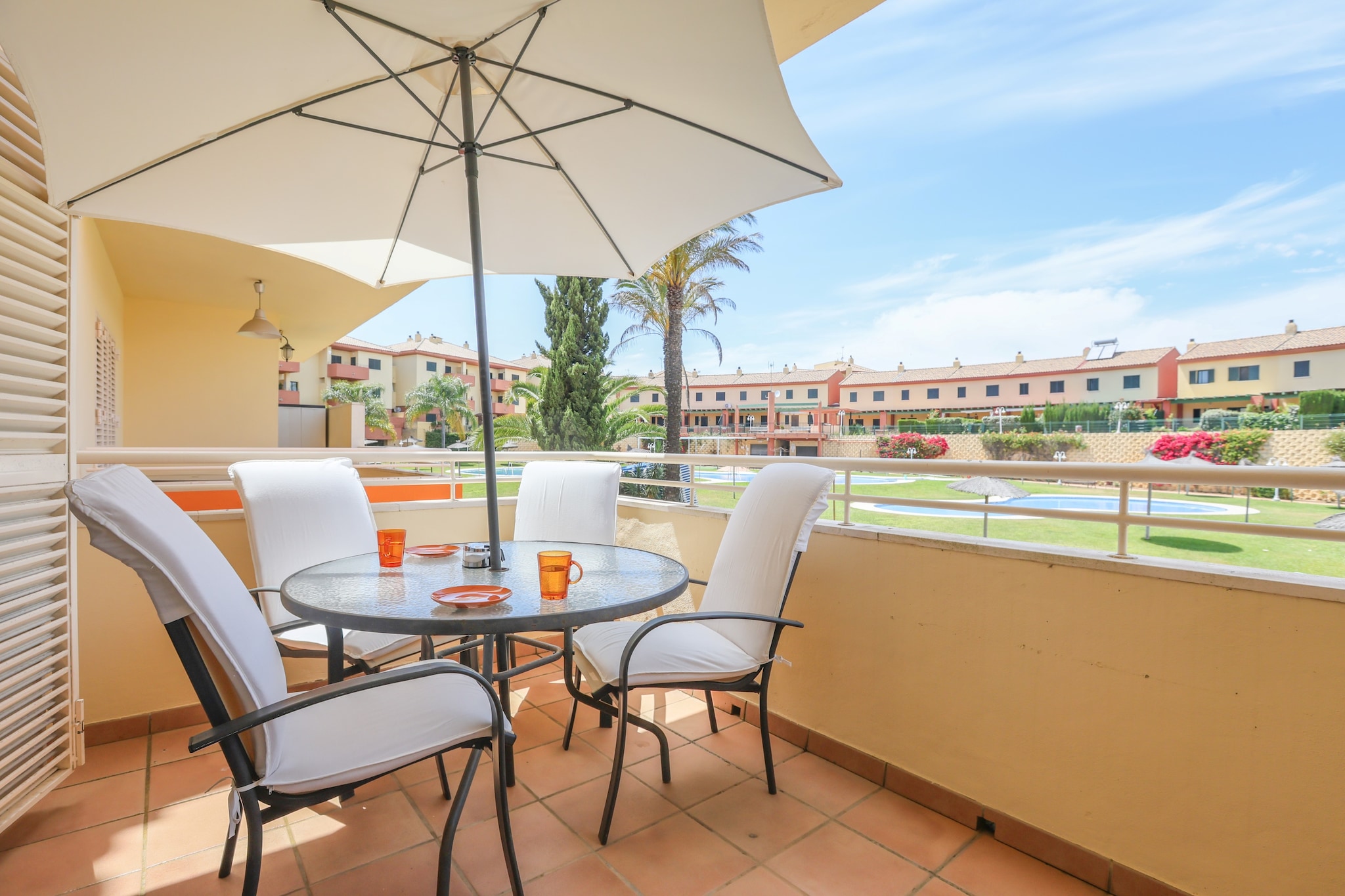 Living room, Kitchen(cooker, oven, microwave), bedroom(double bed), bedroom(double trundle bed), bathroom, dishwasher, fridge-freezer, bath tub, washbasin, toilet, bidet, parking, swimming pool, children\'s bed, high chair