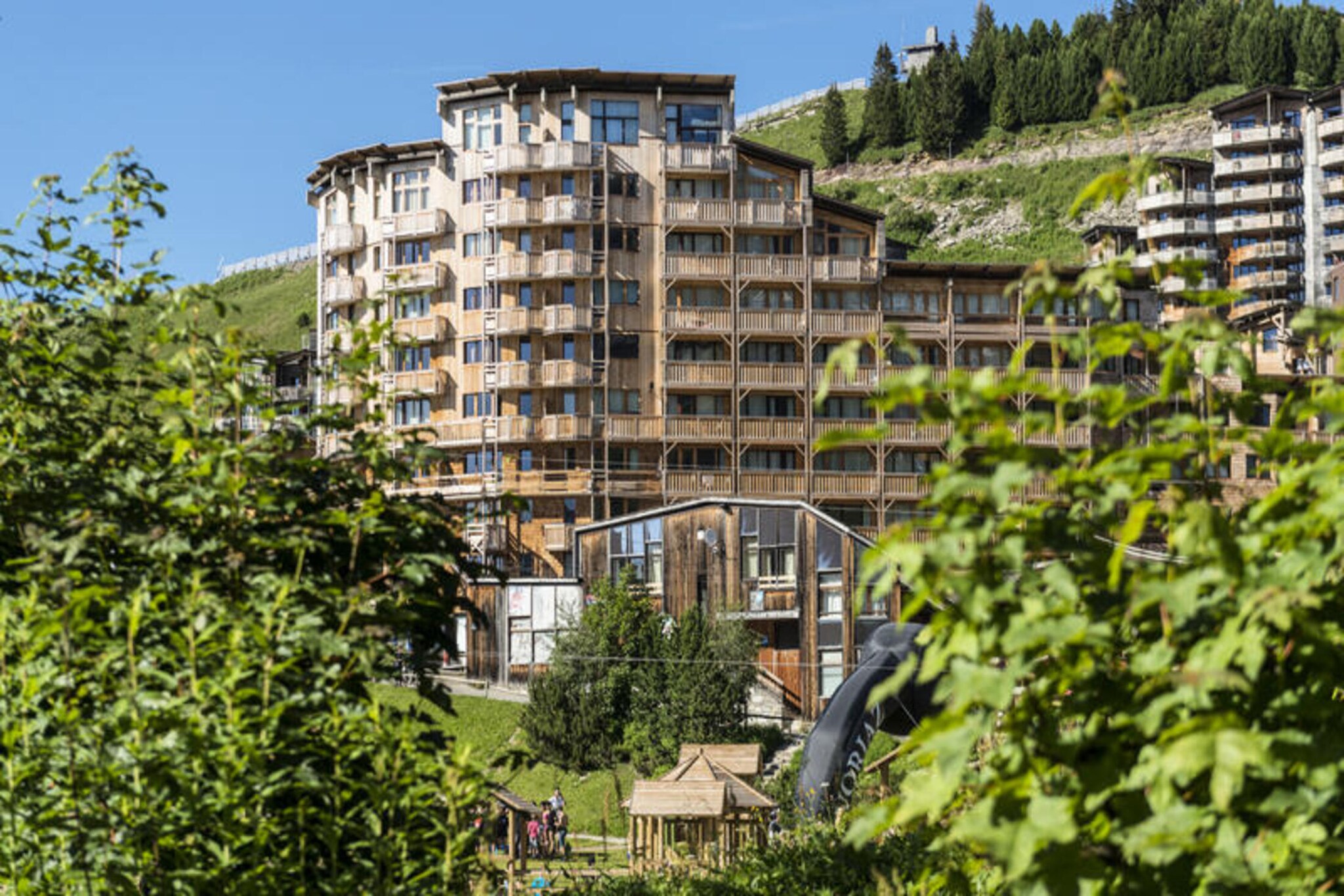 The residence located in the heart of the Avoriaz 1800 resort, offers a cozy and convenient stay with stunning mountain views. Situated in a charming wooden-fronted building, it is ideally placed near the Children's Village, and within walking distance of all resort shops and entertainment. The residence consists of a 28m² apartment on the 10th floor, featuring a living room with two single sofa beds (one with a trundle bed), a bedroom with a double bed, a fully equipped kitchen, a bathroom with a bathtub-shower, and a separate toilet. A mountain-view balcony adds to the appeal of this comfortable vacation rental.
Guests can enjoy nearby activities, including **Aquariaz**, the first mountain water park surrounded by tropical vegetation, and various outdoor activities around a nearby lake. There is also a golf course and a children’s club offering paid activities for ages 3 to 16, located centrally within the resort. The residence is well-situated for easy access to skiing, snowboarding, and hiking, making it ideal for both winter and summer stays.
Additional amenities include a baby kit (subject to availability), covered parking (reservation required), and extra services like daily towel changes and cleaning (available for an additional fee). Pets are welcome for an extra charge. The resort also offers tourist activities such as the nearby children's club and spa options, providing entertainment and relaxation for the whole family.