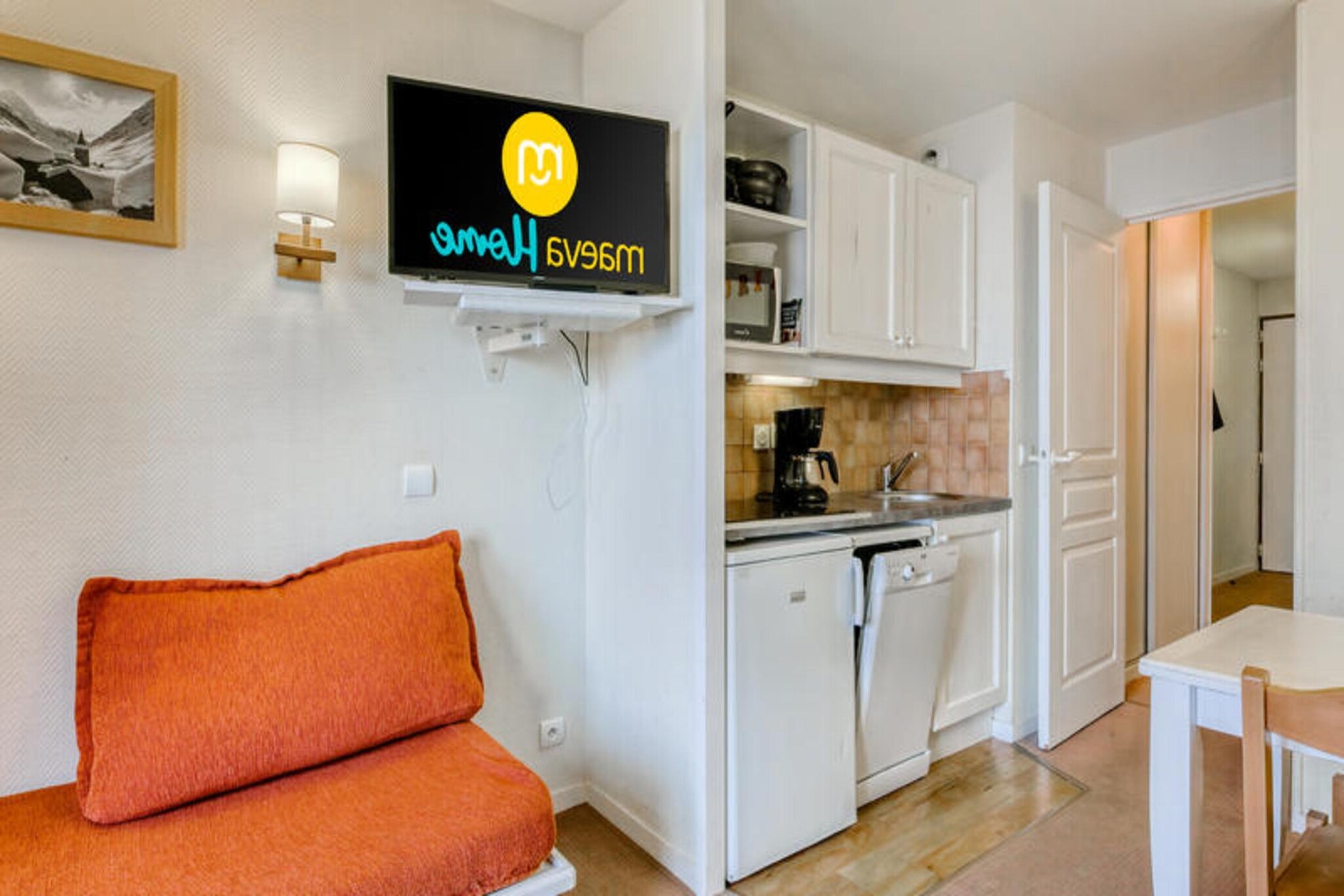 This well-maintained residence, located in the Falaise district, offers a stunning panoramic view of Morzine valley and easy ski-in/ski-out access. The 33 m² apartment features 1 bedroom with a double bed, a living room, a fully equipped kitchen, a bathroom, a separate toilet, and a south-facing balcony with mountain views. The residence is ideally situated near shops, restaurants, and the Aquariaz water park, offering guests the convenience of being just steps away from the slopes and local amenities. Pets are allowed for an additional fee, and a baby kit is available upon request, subject to availability.
The residence is located on the 1st floor of the Epicéa building, offering direct access to the slopes and the village center, both within 100 meters. The area is perfect for outdoor enthusiasts, with the ski lifts just a short walk away and numerous attractions close by. Covered parking can be reserved nearby, and the tourist tax is payable on-site.
The apartment is equipped with modern amenities, including bed linen (included) and towels (available for an extra charge). End-of-stay cleaning is mandatory, with daily cleaning available for an additional fee. The residence provides free Wi-Fi and optional daily towel changes, depending on the accommodation type.