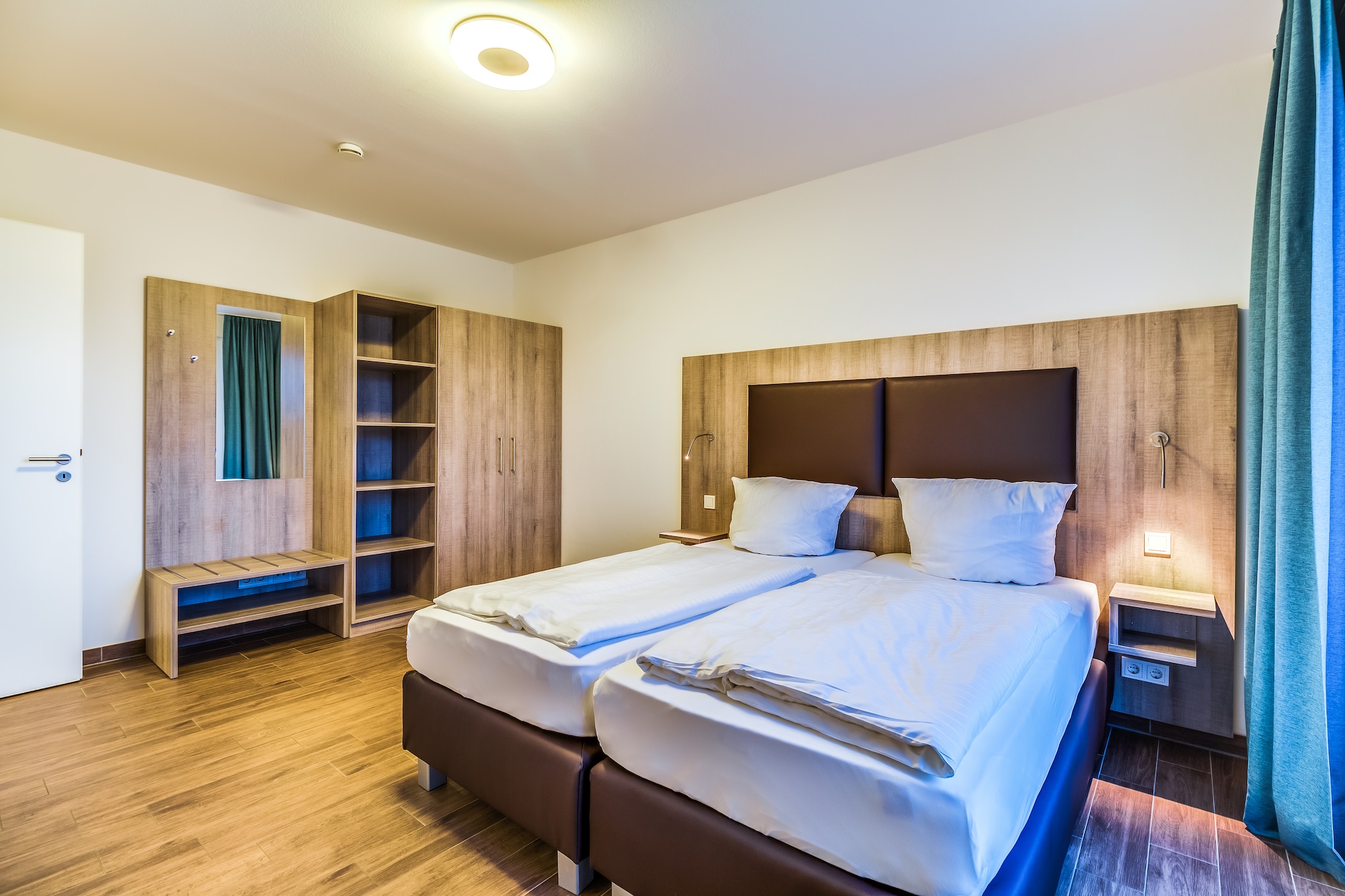 Ground floor: (bedroom(double bed(180 x 200 cm)), bathroom(shower, infrared sauna, washbasin, toilet, hairdryer))\n\nOn the 1st floor: (open kitchen(hob(4 ring stoves, ceramic), electric kettle, toaster, hood, coffee machine(filter), oven, dishwasher, fridge(+ freezer)), Living/diningroom(single sofa bed, TV(flatscreen, smart TV), dining table, seating area), bedroom(double bed(180 x 200 cm)), bathroom(shower, washbasin, toilet))\n\nRestaurant, heating, roof terrace, garden furniture, parking, high chair, baby crib(paid), Towels/Sheets (Incl.)