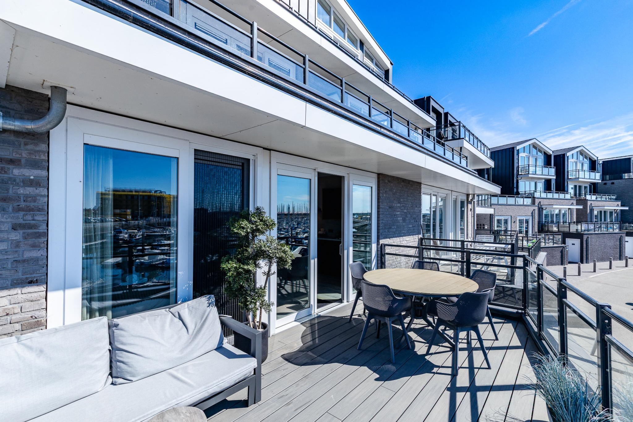 Luxe appartement Vista Maris 'Somaris' - Havenweg 8-50  Sint-Annaland-Terrasbalkon