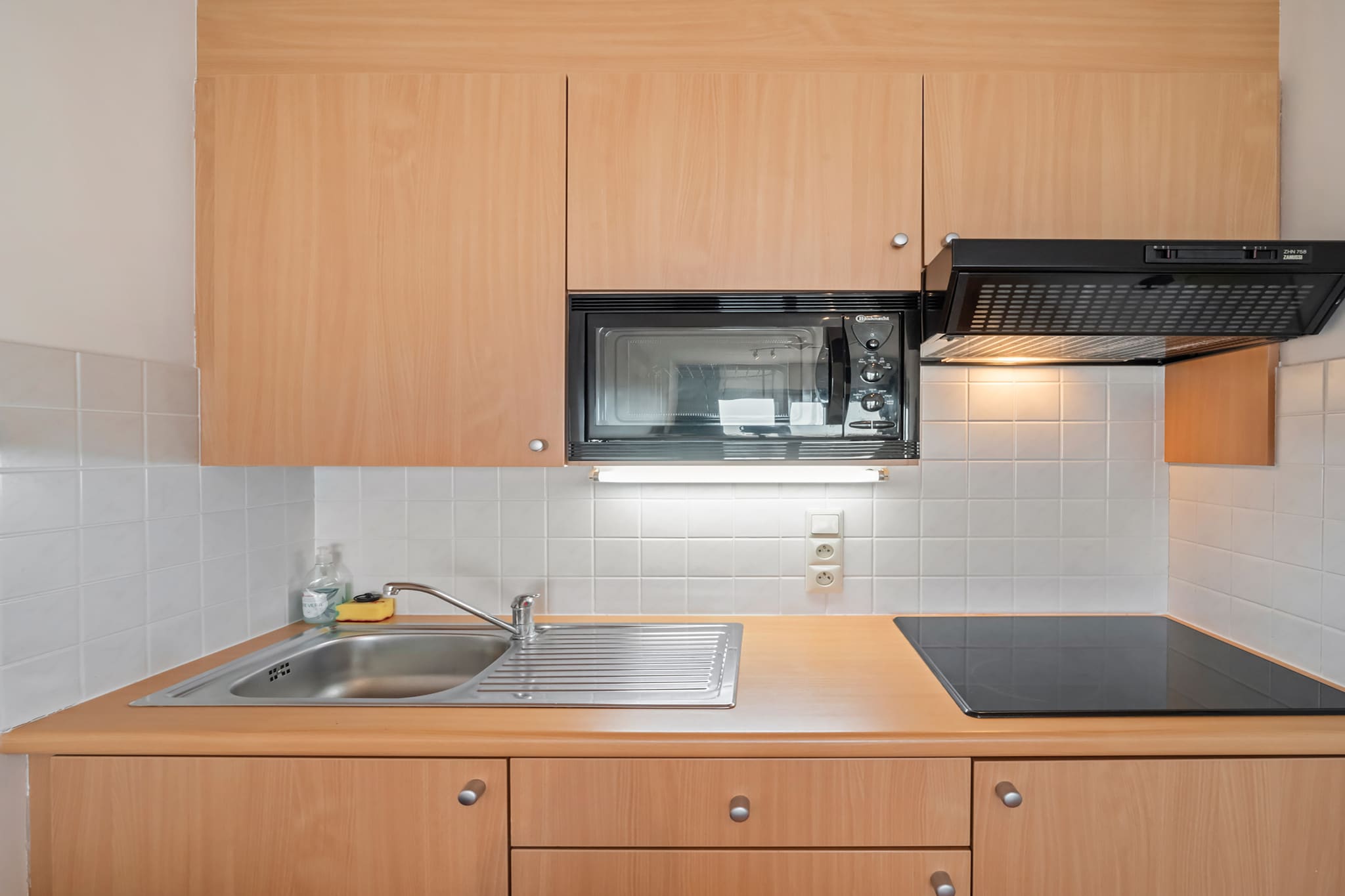 This beautiful flat is a unique opportunity to stay in a fantastic coastal location. The open-plan kitchen is fully equipped and flows smoothly into the dining area, where there is a large table with five comfortable chairs, ideal for cosy meals and get-togethers with family or friends. A bedroom is provided, for the ideal night's sleep. There is also a handy sleeping corner, equipped with a folding double bed of the same quality, with extra closet space. From the living area, you can enjoy stunning views of the beach and sea. The large window provides plenty of natural light and creates an open, fresh atmosphere in the living room. The compact bathroom is efficiently laid out and equipped with a shower and toilet. The flat also features a terrace. Within a few steps, you will be standing with your feet in the sand, ready to enjoy everything the coast has to offer. Whether you fancy a morning walk along the waterfront, a day of sunbathing, or a visit to one of the cosy cafés and restaurants nearby - everything is within easy reach. During the holiday season, you can also enjoy atmospheric beach bars and fun play parks for children. This flat is the perfect base for an unforgettable holiday by the sea. Whether you want to relax with the view or explore the surroundings, this accommodation offers the perfect mix of comfort and a prime location. We look forward to welcoming you and giving you a fantastic holiday experience! Wifi: available - parking: available - bed linen and towels: bring your own. The flat is located on the 11th floor.