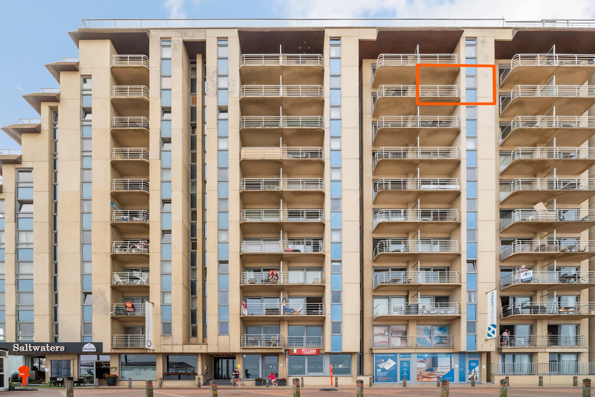 One-bedroom flat with sea views and parking