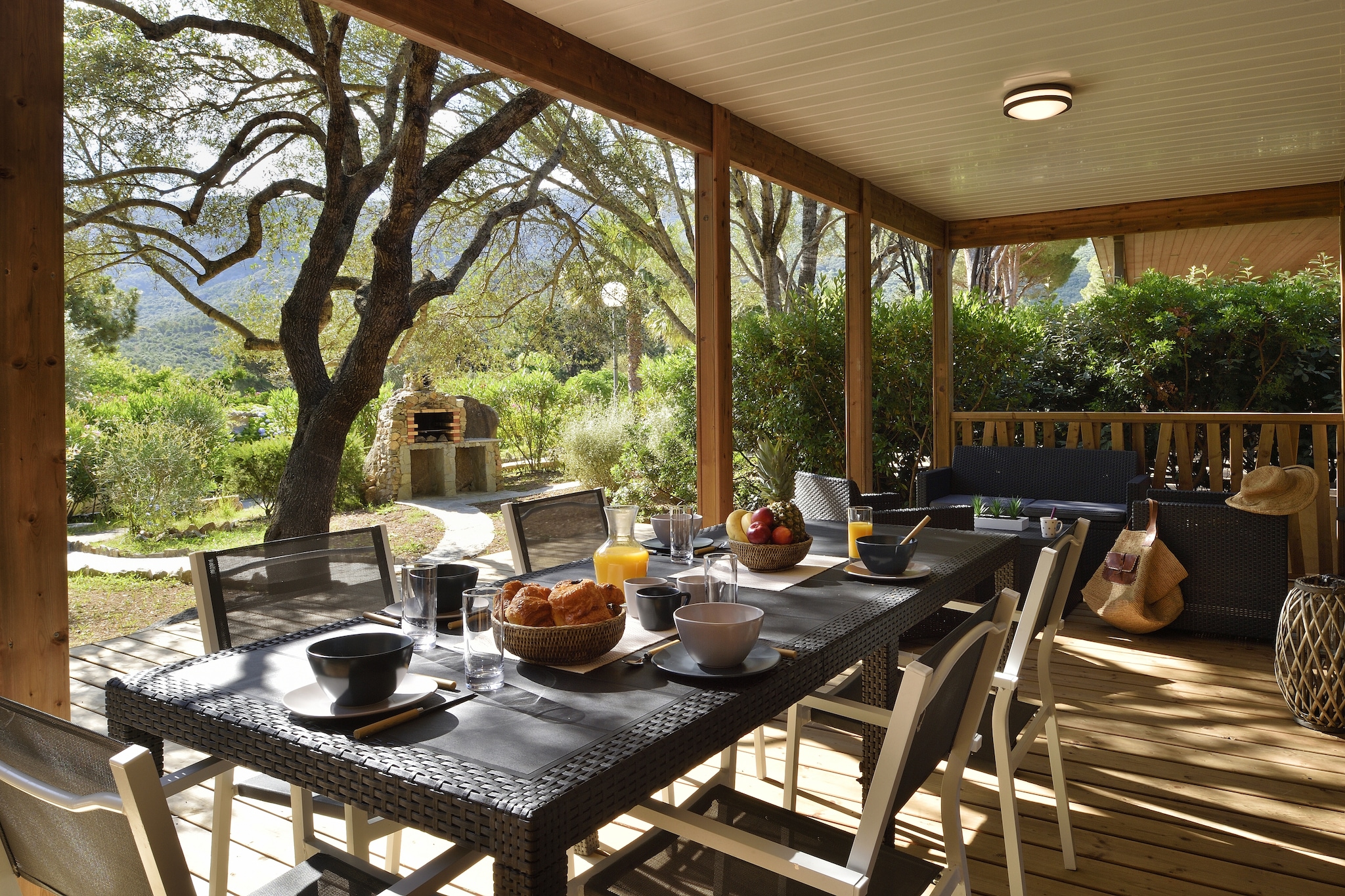 Kitchenette(electric kettle, toaster, cooker, coffee machine, microwave, dishwasher, fridge-freezer), Living/diningroom(TV(flatscreen)), bedroom(double bed(160 x 190 cm)), bedroom(single bed(90 x 190 cm), single bed(90 x 190 cm), single loft bed), bathroom(shower, washbasin), bathroom(shower, washbasin), toilet, toilet, washing machine(shared with other guests, paid), air conditioning, terrace(roofed), garden furniture, parking