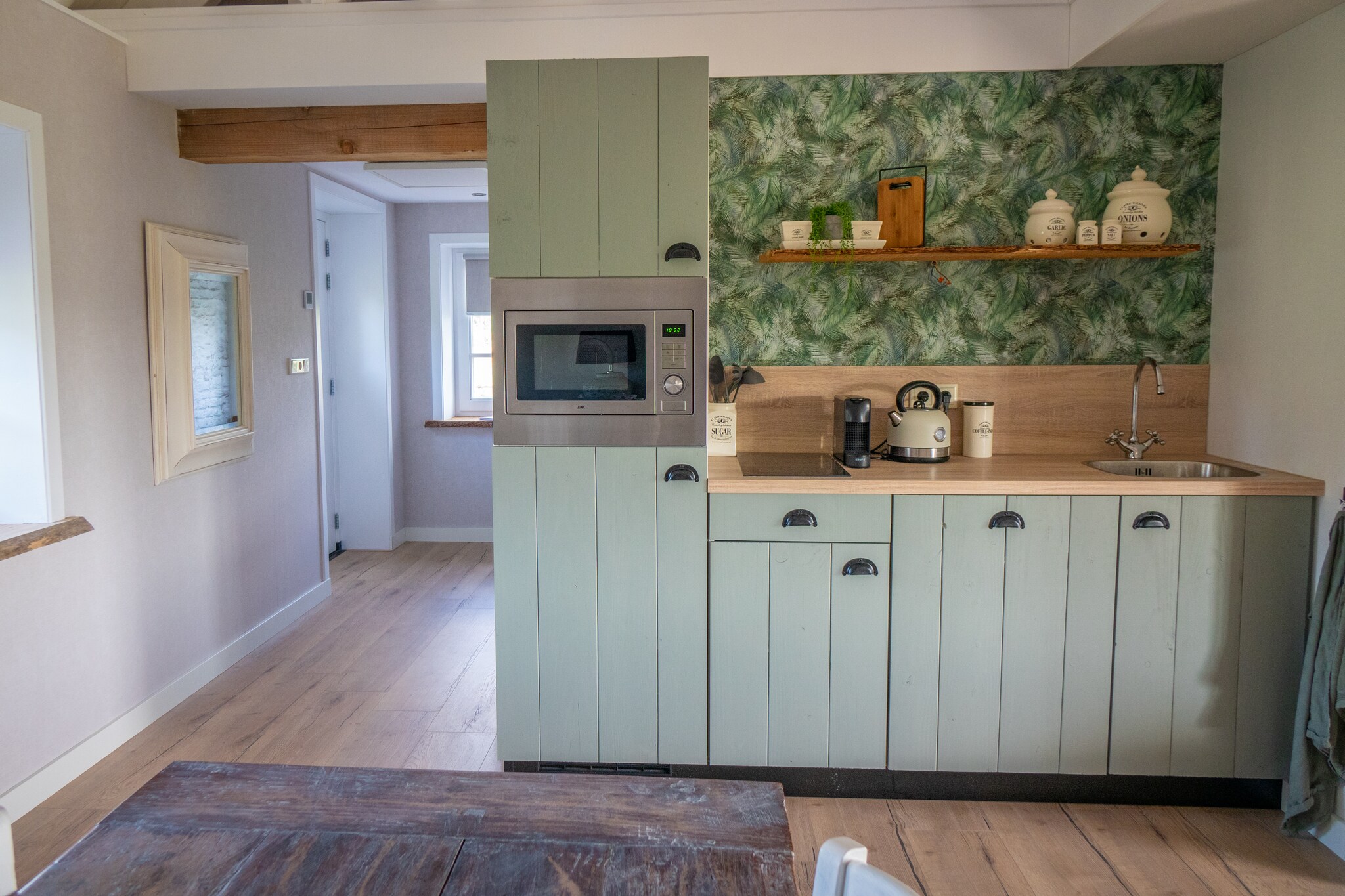 Ground floor: (hall, open kitchen(hob, coffee machine, combination microwave, dishwasher, fridge, dishes and cutlery, Cooking basics), Living/diningroom(dining table, seating area), bedroom(double bed box), bathroom(shower(walk-in shower), washbasin, toilet))\n\nOn the 1st floor: (bedroom(single bed(boxspring, 90 x 200 cm), single bed(boxspring, 90 x 200 cm)))\n\nterrace, garden furniture