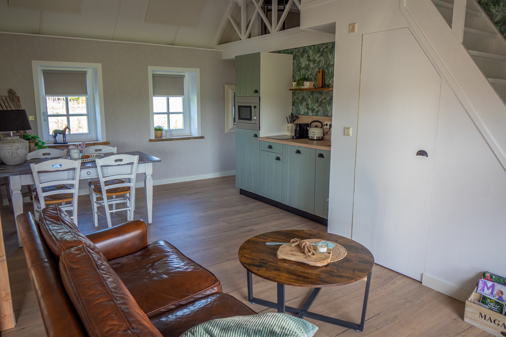 Escape to the peaceful countryside of Sint-Oedenrode in this beautifully renovated home—perfect for families or groups seeking space, comfort, and charm. Cleverly divided into two stylish apartments that can be combined into one spacious residence, the property offers flexibility for both privacy and shared moments. Outdoors, a removable fence connects the two large gardens into one inviting space surrounded by nature.
Each apartment features a fully equipped kitchen with a hob, coffee machine, microwave, and dishwasher—ideal for home-cooked meals. Relax in cozy living and dining areas or retreat to comfortable bedrooms with high-quality box beds. A private terrace in one apartment offers the perfect spot for morning coffee or sunset drinks, while elegant bathrooms include walk-in showers for added comfort.
Located just 20 km from Eindhoven and close to Best and Liempde, the home provides easy access to local attractions. Visit the medieval Kasteel Henkenshage, enjoy a family day at Best Zoo (7 km), or explore nearby hiking, cycling, and horseback trails. Grocery stores, local dining, and regional charm await in nearby villages. With Eindhoven Airport only 16 km away, your North Brabant countryside getaway starts with ease and ends with unforgettable memories.