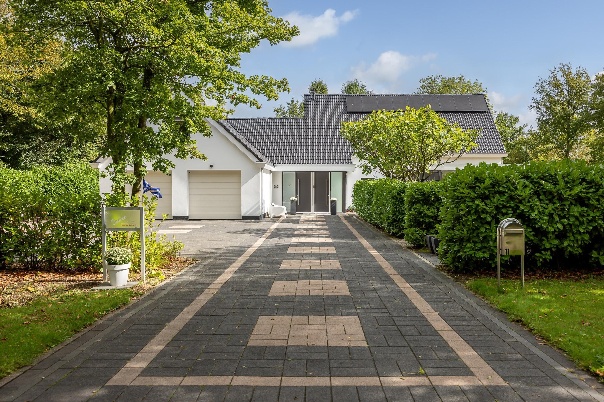 This charming apartment, located just a short distance from the beautiful Veerse Meer in Kamperland, offers a perfect base for a relaxing getaway. Situated on the first floor, the apartment features a cozy living room, an open kitchen fully equipped for preparing meals, and a modern bathroom for your convenience. 

Guests will appreciate the included parking facility, ensuring a stress-free stay. The location is perfect for outdoor enthusiasts, with the Veerse Meer just a short walk away, offering opportunities for sailing, windsurfing, and kayaking. The picturesque town of Kamperland is nearby, where you can explore local shops, restaurants, and cafes. The area also boasts beautiful beaches for sunbathing or leisurely walks, as well as cycling paths to discover the stunning Zeeland landscape. 

 Step outside onto the terrace to enjoy fresh air and scenic views, providing an ideal spot for unwinding after a day of exploration. Whether you seek adventure or relaxation, this apartment provides the perfect retreat.