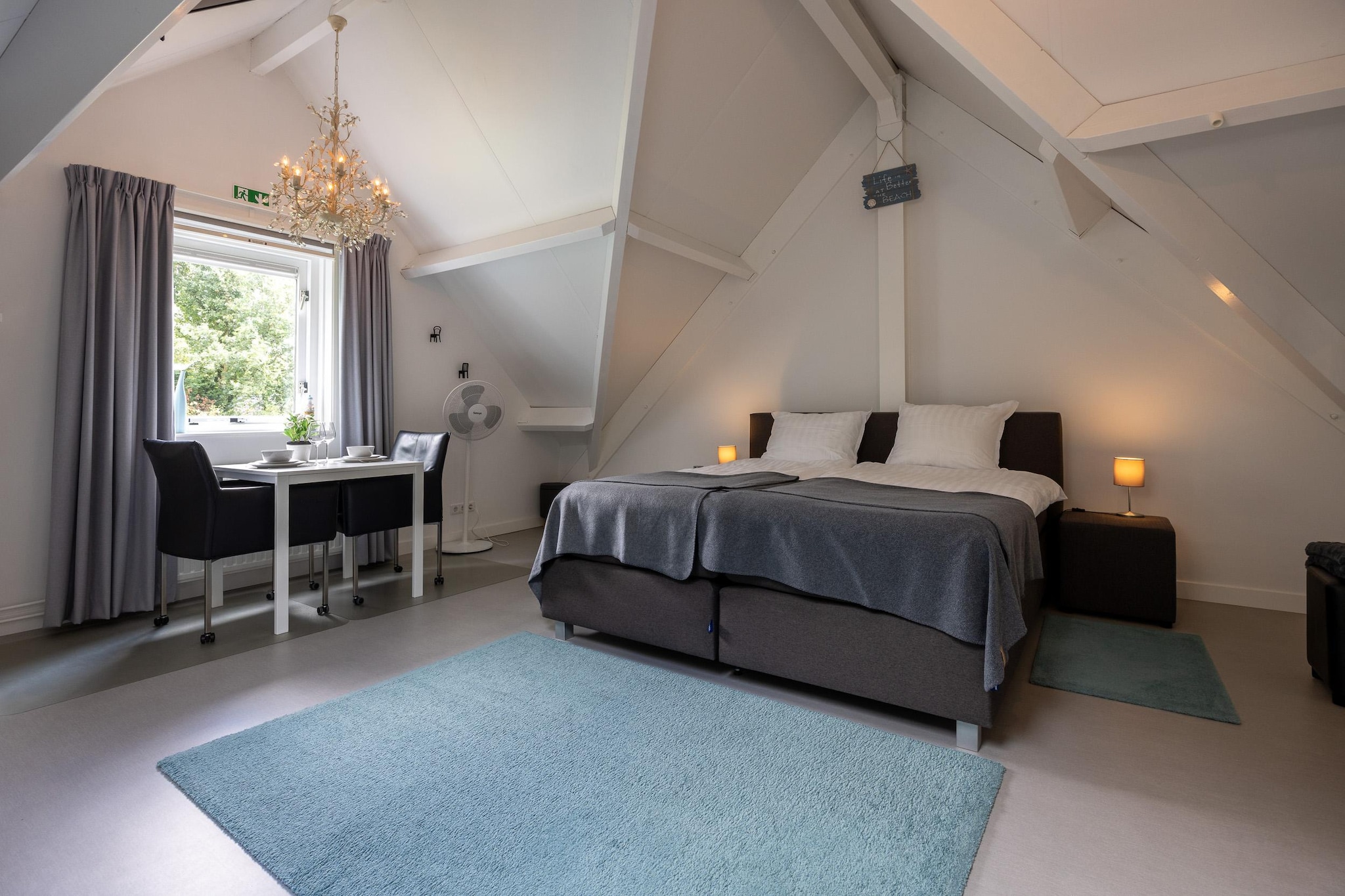 This charming studio is ideally located within walking distance of the beautiful Veerse Meer in Kamperland, offering a peaceful and convenient base for your vacation. Situated on the first floor, the studio features a cozy living/bedroom area, perfect for relaxation after a day of exploring. The open kitchen is fully equipped, allowing you to prepare delicious meals at your convenience. The modern bathroom provides all the essentials for a comfortable stay.

Step outside to enjoy the lovely terrace, ideal for morning coffee or evening relaxation. Parking facilities are also available for added convenience.

The location is perfect for outdoor enthusiasts, with the Veerse Meer just a short walk away, offering opportunities for water sports, swimming, and boating. Explore the nearby picturesque village of Kamperland, known for its charming streets and local shops. The area also boasts stunning beaches, perfect for sunbathing and swimming. For nature lovers, the nearby Oosterschelde National Park offers fantastic hiking and birdwatching opportunities.

This studio offers a perfect blend of comfort, convenience, and natural beauty, making it an ideal choice for a relaxing getaway.