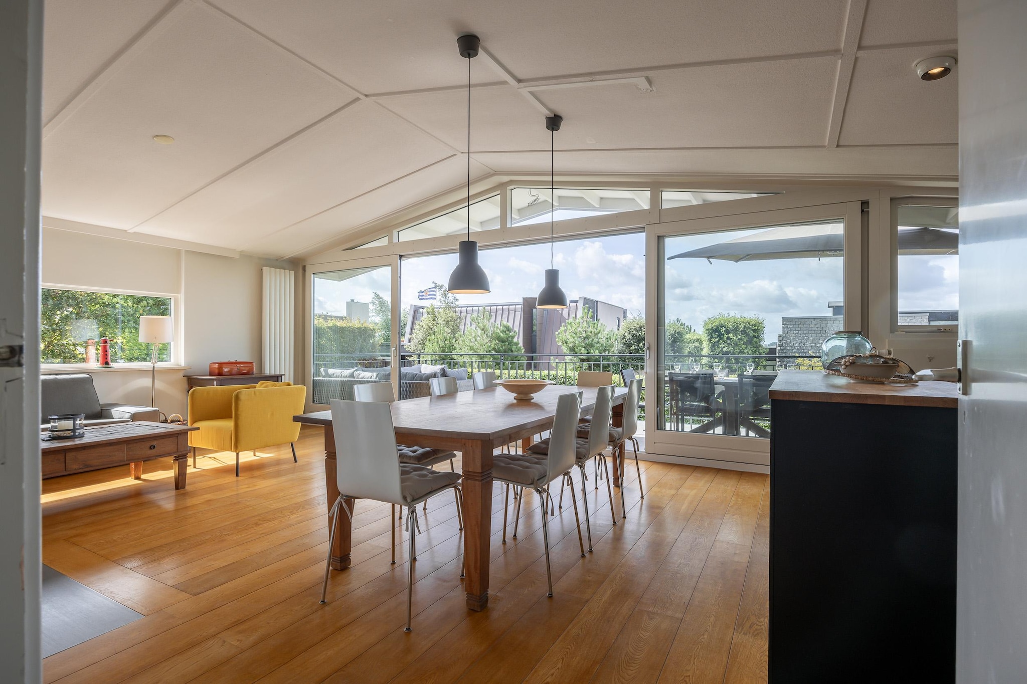 Ground floor: (bedroom(double bed), bedroom(double bed, seating area), bedroom(single bed, single bed), bedroom(single bed, single bed), bathroom(shower, washbasin, toilet), bathroom(shower, washbasin), toilet(toilet))\n\nOn the 1st floor: (Kitchen(electric kettle, cooker, coffee machine, espresso machine, oven, combination microwave, dishwasher, fridge, freezer), Living/diningroom(dining table, seating area), roof terrace)\n\ngarden, parking