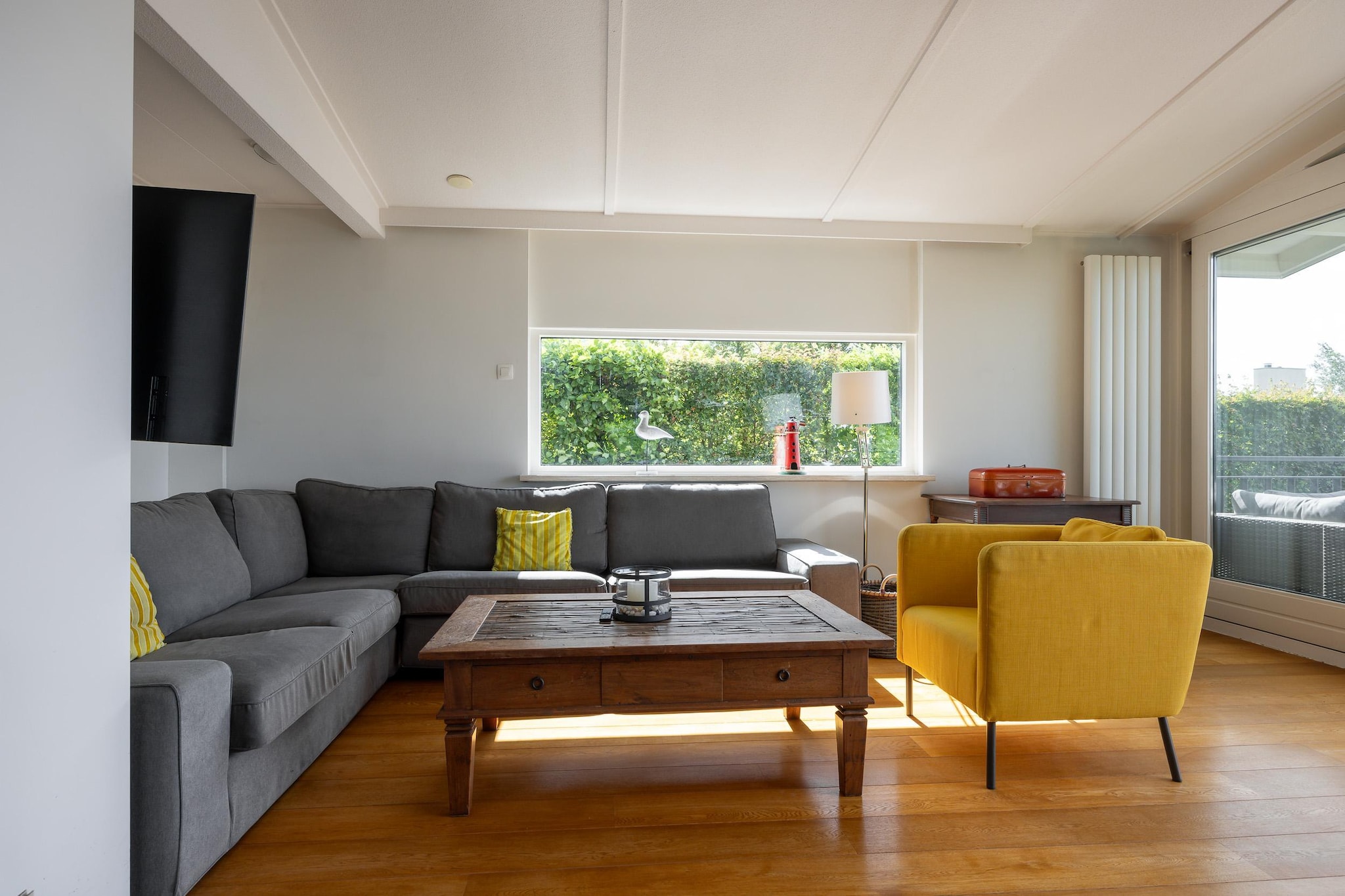 This beautiful holiday home, located in Veerse Meer, Kamperland, offers a perfect getaway for up to 8 guests. Spread over two floors, the ground floor features cozy bedrooms, a bathroom, and a separate toilet for added convenience. The first floor boasts a well-equipped kitchen, ideal for preparing meals, and a spacious living/dining area where you can relax and enjoy meals together.

The location is perfect for outdoor activities, with the stunning Veerse Meer just a short distance away, offering opportunities for water sports, boating, and swimming. The area is also known for its charming villages and nearby beaches, ideal for sunbathing and beach walks. Kamperland itself offers local shops, cafes, and restaurants, while the Oosterschelde National Park nearby is perfect for hiking, cycling, and birdwatching. 

Step outside to the roof terrace, perfect for unwinding and soaking in the views. The house also includes a garden, creating a peaceful outdoor retreat, and parking facilities for added convenience. This home combines comfort, modern amenities, and a great location for a memorable family or group holiday.