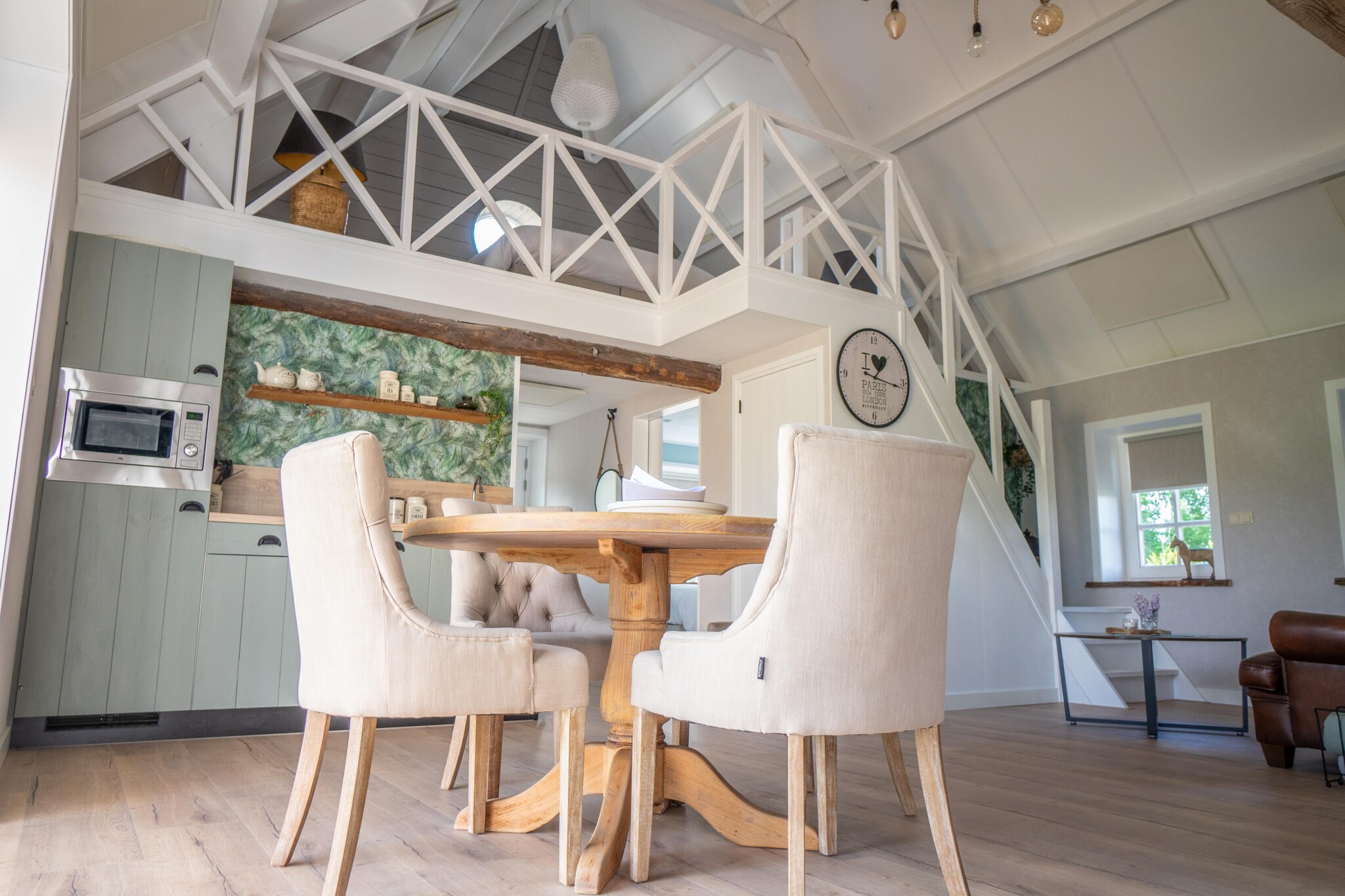 Ground floor: (hall, open kitchen(hob, coffee machine, combination microwave, dishwasher, fridge, dishes and cutlery, Cooking basics), Living/diningroom(dining table, seating area), bedroom(double bed box), bathroom(shower(walk-in shower), washbasin, toilet))\n\nOn the 1st floor: (bedroom(single bed(boxspring, 90 x 200 cm), single bed(boxspring, 90 x 200 cm)))\n\nterrace, garden furniture