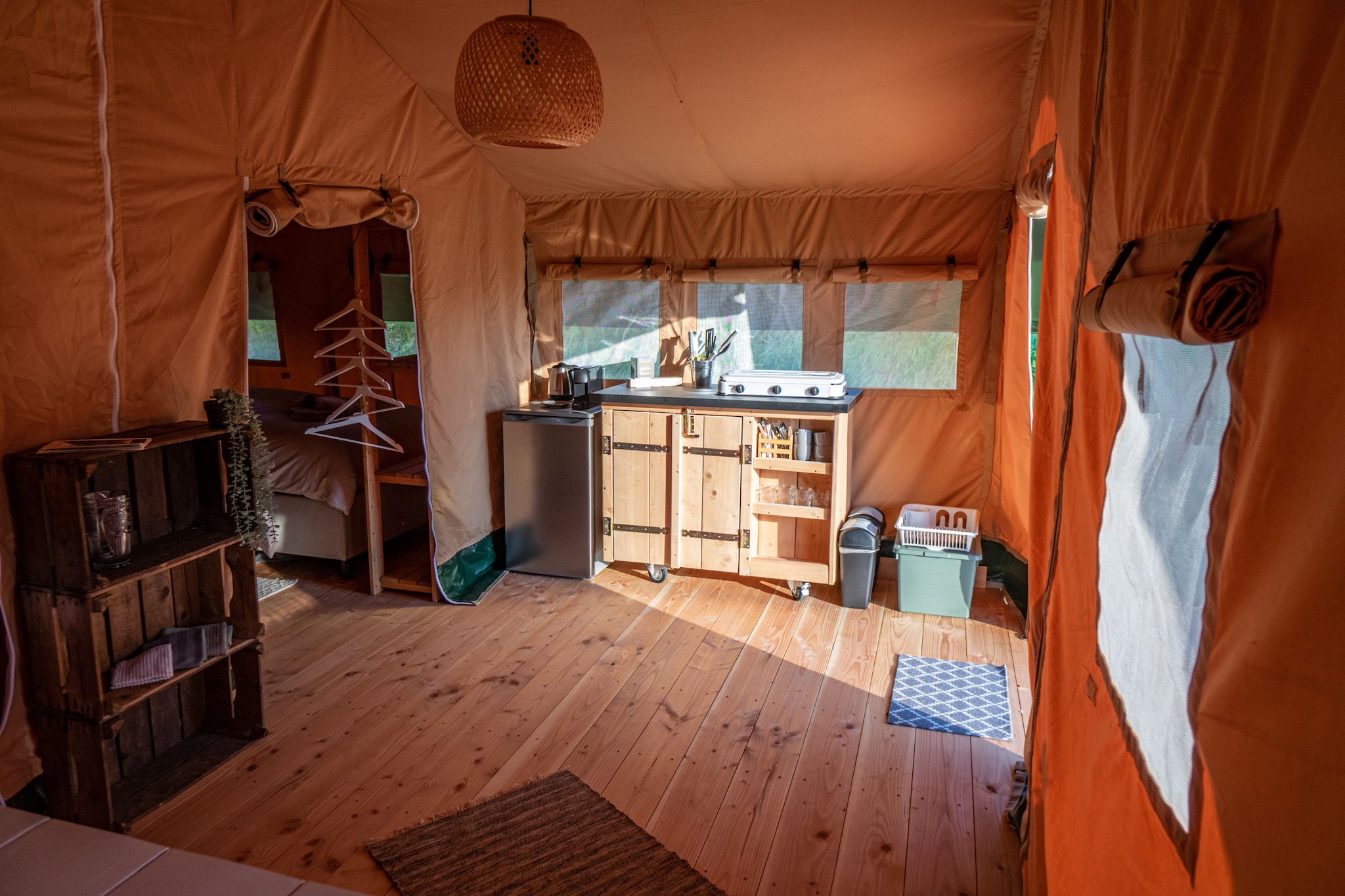 Hoeve Klein Haneveld is a small-scale glamping location located in Sint-Oedenrode, near Liempde, in the province of Noord-Brabant. At this farm campsite you can enjoy luxury safari tents that are fully equipped for up to four people. The tents have a veranda with awning, a fully equipped kitchen and two sleeping cabins with comfortable box-spring beds. The beds are made upon arrival and bed linen and towels are included. Dogs are welcome in the safari tents, in consultation.

One of the unique features of Hoeve Klein Haneveld is the playground that is centrally located between the tents. This playground is clearly visible from the verandas of the tents, which makes it ideal for families with children. In addition, the chickens walk freely around the site, which contributes to the rural atmosphere.

The area offers plenty of opportunities for cycling and walking tours. In addition, cities such as Eindhoven and 's-Hertogenbosch are a short drive away, as are attractions such as the Efteling and Beekse Bergen.